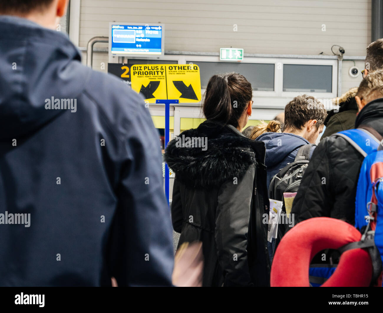 Lissabon, Portugal - Feb 11, 2018: Ansicht der Rückseite des Menschen in der Warteschlange in der modernen Flughafen warten auf das Boarding zu Ryanair destination grosses Plus und Vorrang beim Boarding Stockfoto
