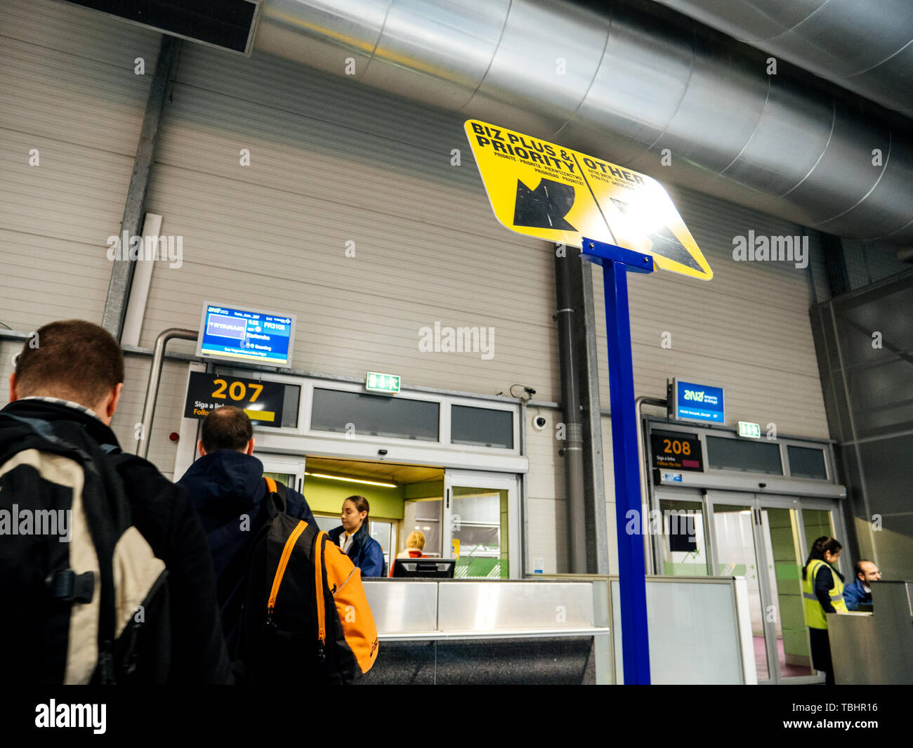 Lissabon, Portugal - Feb 11, 2018: Ansicht der Rückseite des Menschen in der Warteschlange in der modernen Flughafen warten auf das Boarding zu Ryanair destination grosses Plus und Vorrang beim Boarding Stockfoto