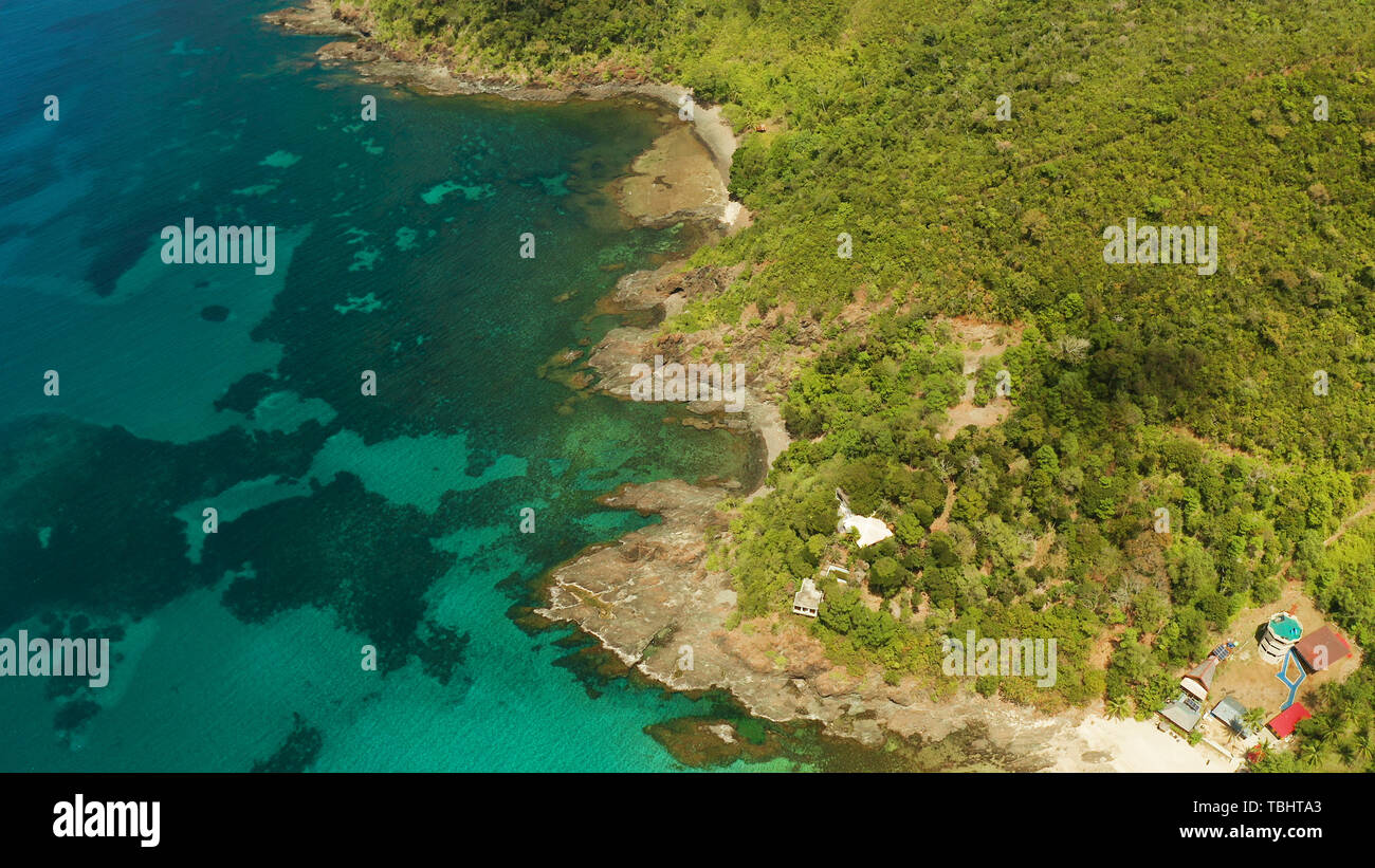 Luftaufnahme türkisfarbenes Wasser in der Lagune mit Korallenriff. Palawan, Philippinen. Seascape Insel und das klare blaue Wasser tropischer Landschaft Stockfoto