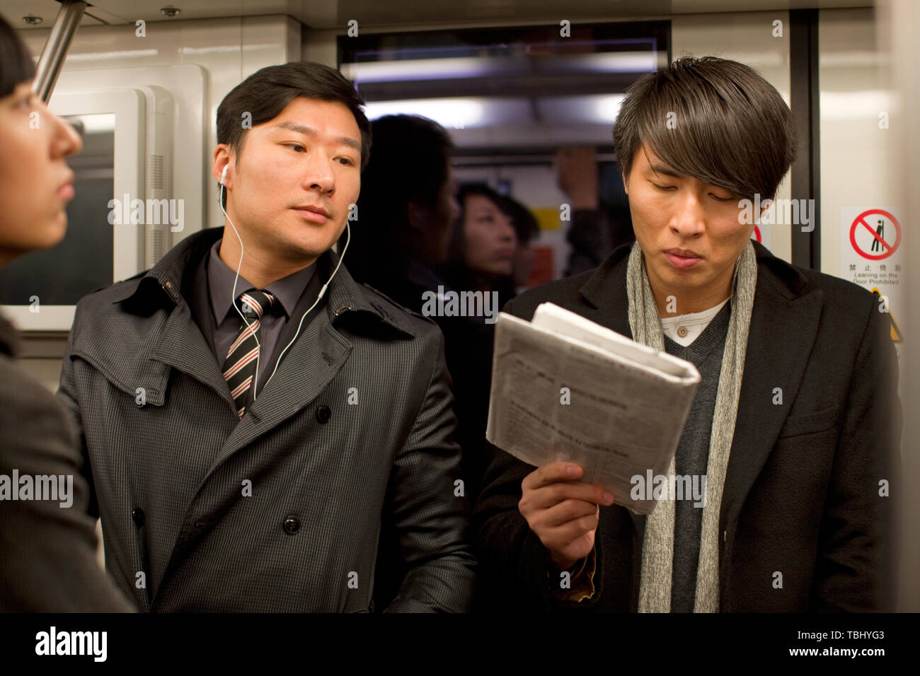 Zeitung lesen Stockfoto