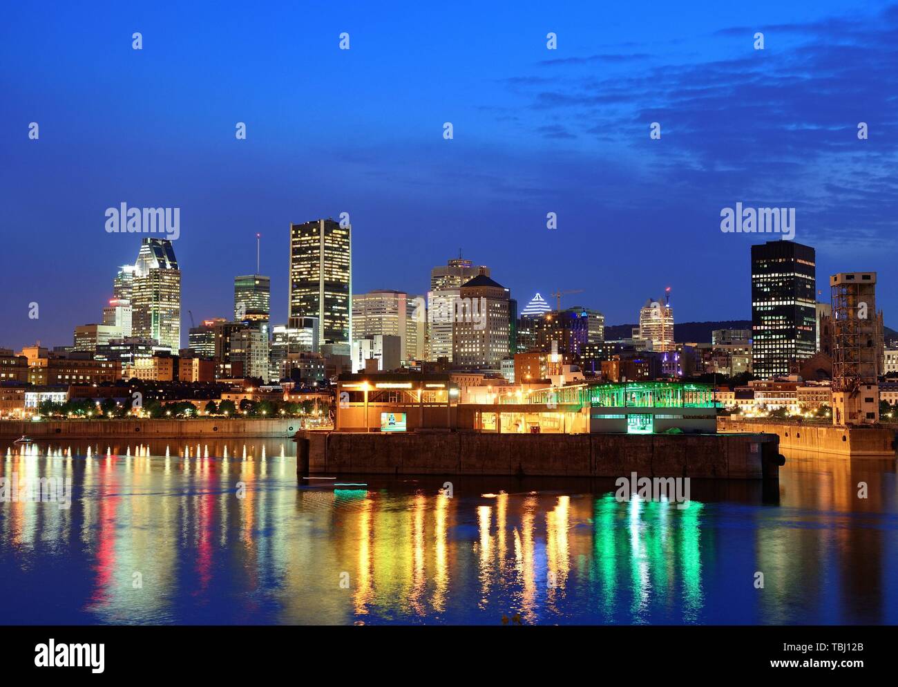 Montreal über Fluss in der Abenddämmerung mit Lichter der Stadt und städtische Bauten Stockfoto