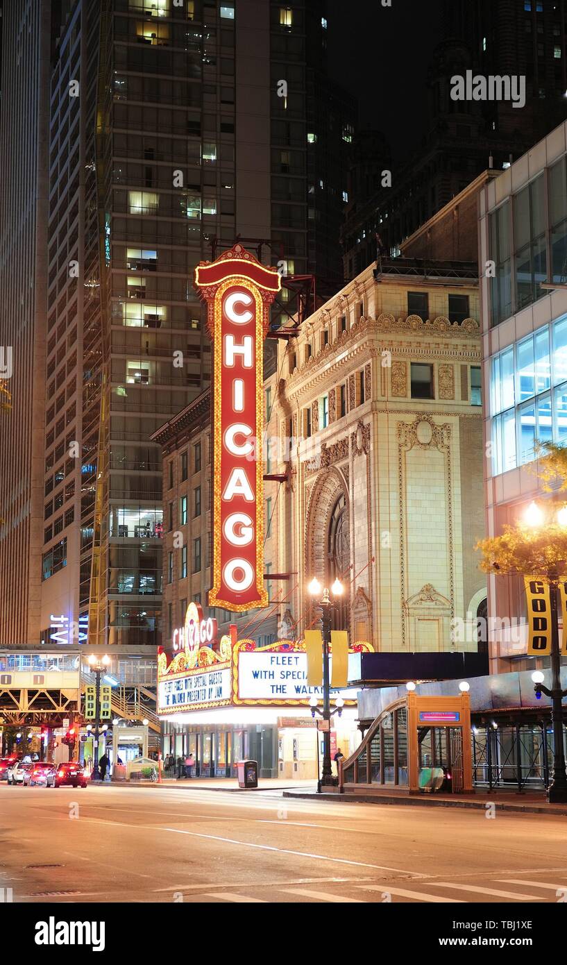 CHICAGO, IL-Okt 6: Chicago Theater am 6. Oktober in Chicago, Illinois, 2011. In 1921, Chicago Theater war das Flaggschiff der B&K Gruppe und wurde als Chicago Landmark 1983 aufgeführt. Stockfoto