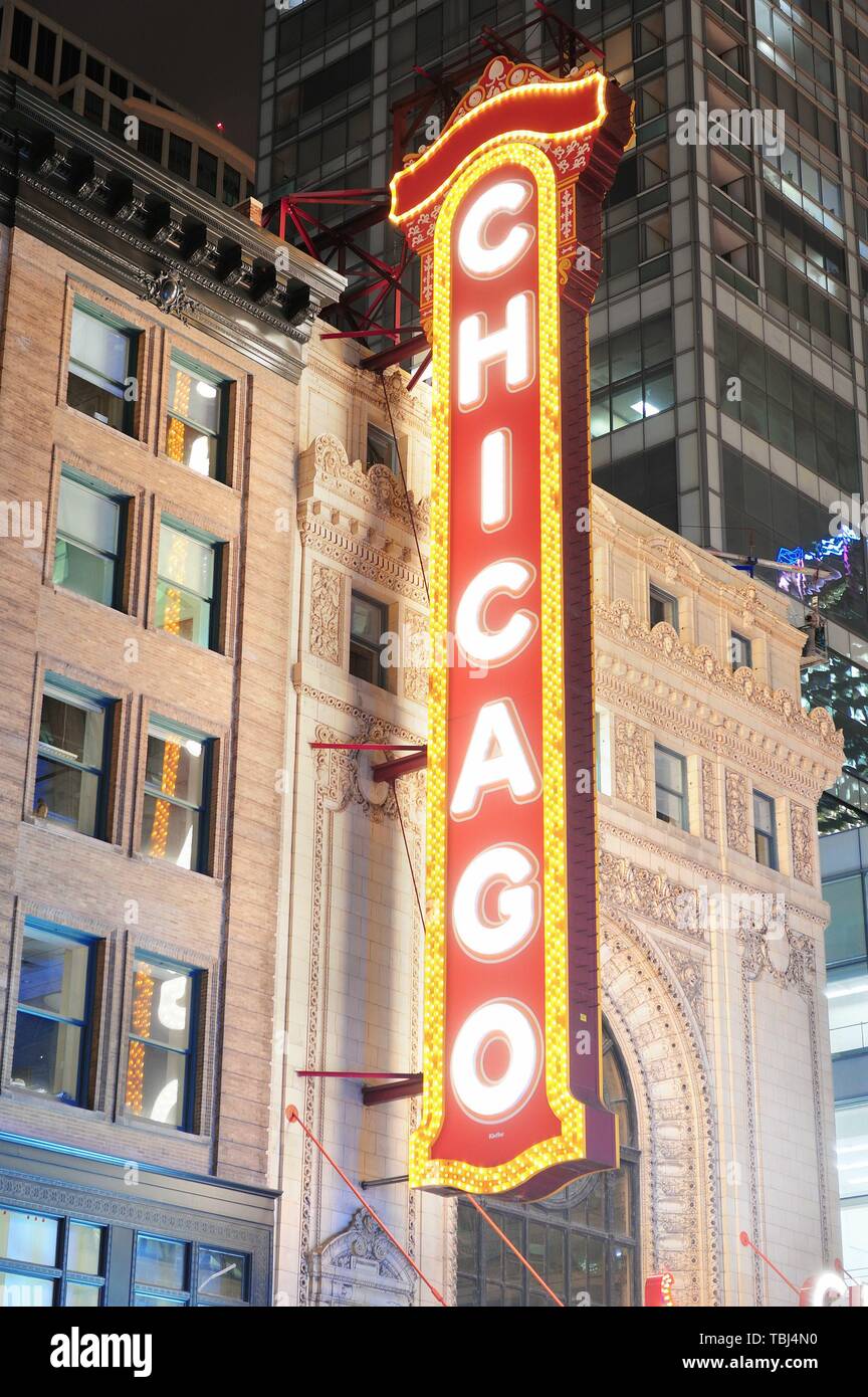 CHICAGO, IL-Okt 6: Chicago Theater am 6. Oktober in Chicago, Illinois, 2011. In 1921, Chicago Theater war das Flaggschiff der B&K Gruppe und wurde als Chicago Landmark 1983 aufgeführt. Stockfoto