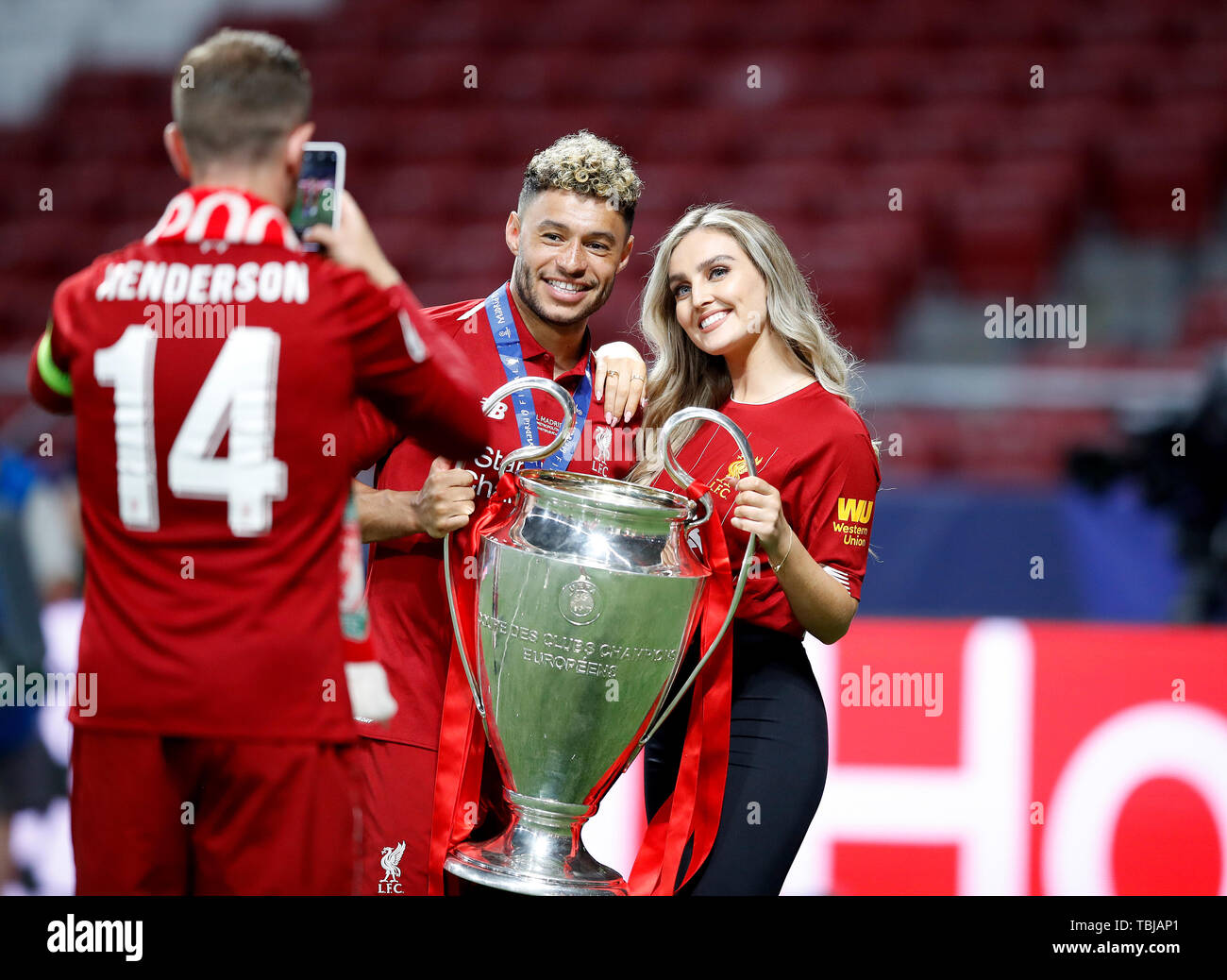 Liverpools Alex Oxlade-Chamberlain (Mitte) feiert mit der Trophäe und Perrie Edwards (rechts) als Teamkollegen Jordan Henderson (links) ein Bild während der UEFA Champions League Finale bei den Wanda Metropolitano, Madrid. Stockfoto