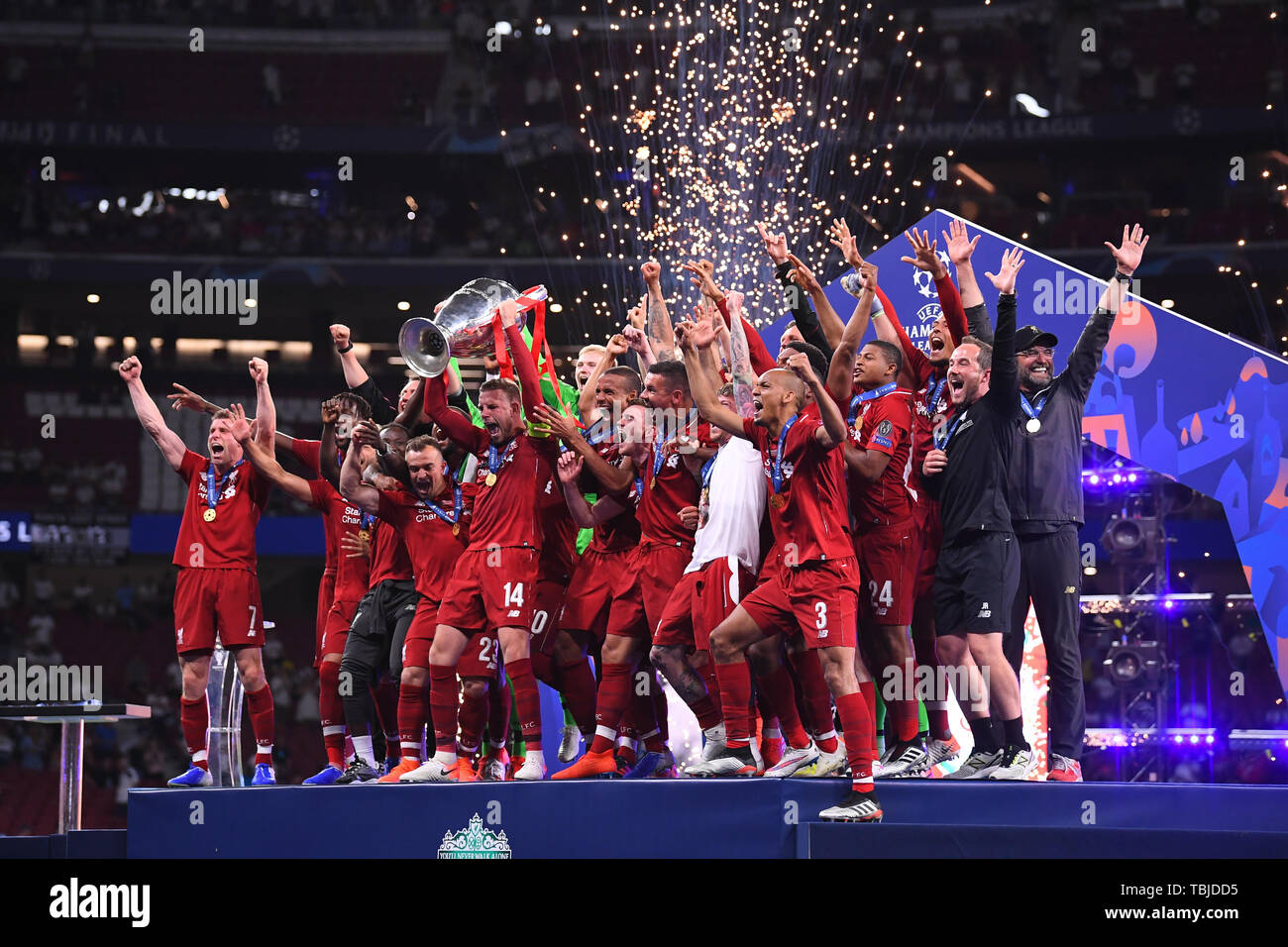 Madrid, Spanien. 01 Juni, 2019. Siegerfoto FC Liverpool. Trainer Jürgen Klopp (Liverpool, r). Fußball: UEFA Champions League Finale 2019: Tottenham Hotspurs vs FC Liverpool, Madrid, Juni 1, 2019 | Verwendung der weltweiten Kredit: dpa/Alamy leben Nachrichten Stockfoto