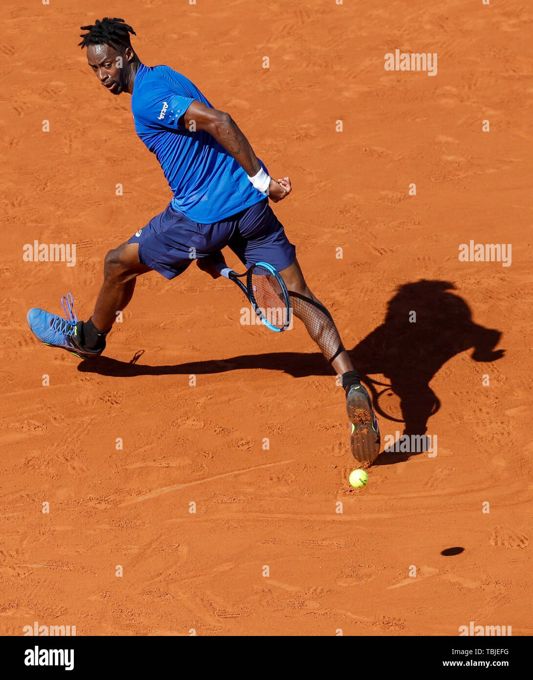 Paris, Frankreich. 1. Juni 2019. Gael Monfils von Frankreich schlägt zurück während die Men's singles dritte Runde mit Antoine Hoang Frankreichs bei French Open Tennis Turnier 2019 in Roland Garros in Paris, Frankreich, und am 1. Juni 2019. Credit: Han Yan/Xinhua/Alamy leben Nachrichten Stockfoto