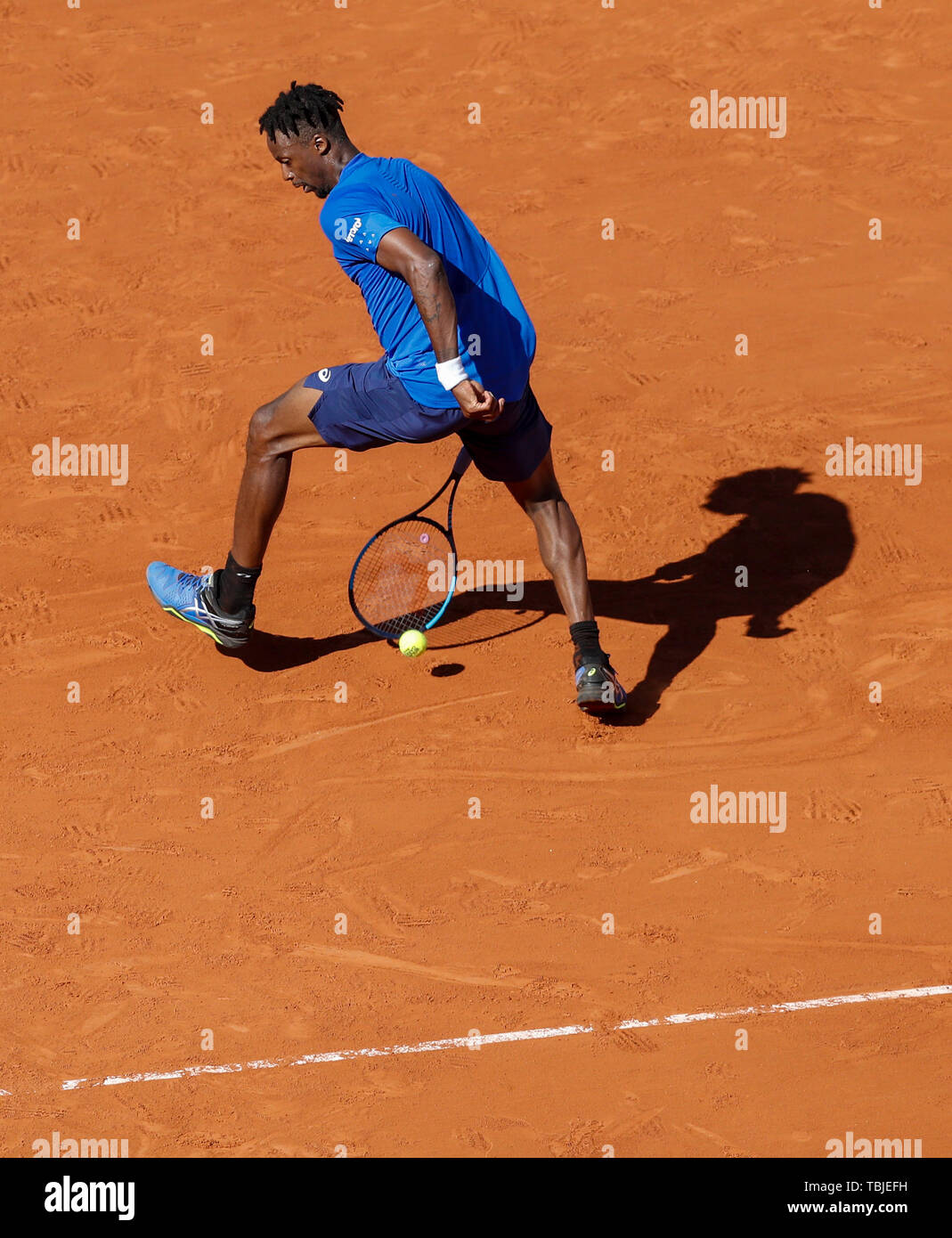 Paris, Frankreich. 1. Juni 2019. Gael Monfils von Frankreich schlägt zurück während die Men's singles dritte Runde mit Antoine Hoang Frankreichs bei French Open Tennis Turnier 2019 in Roland Garros in Paris, Frankreich, und am 1. Juni 2019. Credit: Han Yan/Xinhua/Alamy leben Nachrichten Stockfoto