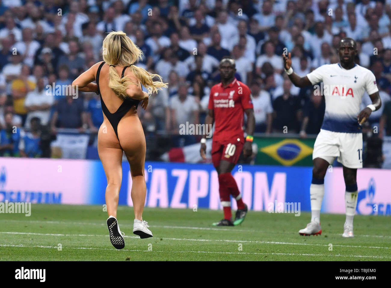 Madrid, Spanien. 01 Juni, 2019. Eine leicht bekleidete Frau, Runabout, Runabout läuft über den Platz zum Erstaunen der Akteure. Fußball Champions League Finale 2019/Tottenham Hotspur-Liverpool FC 0-2, Saison 2018/19, am 01.06.2019, Stadion Wanda Metropolitano. | Verwendung der weltweiten Kredit: dpa/Alamy leben Nachrichten Stockfoto