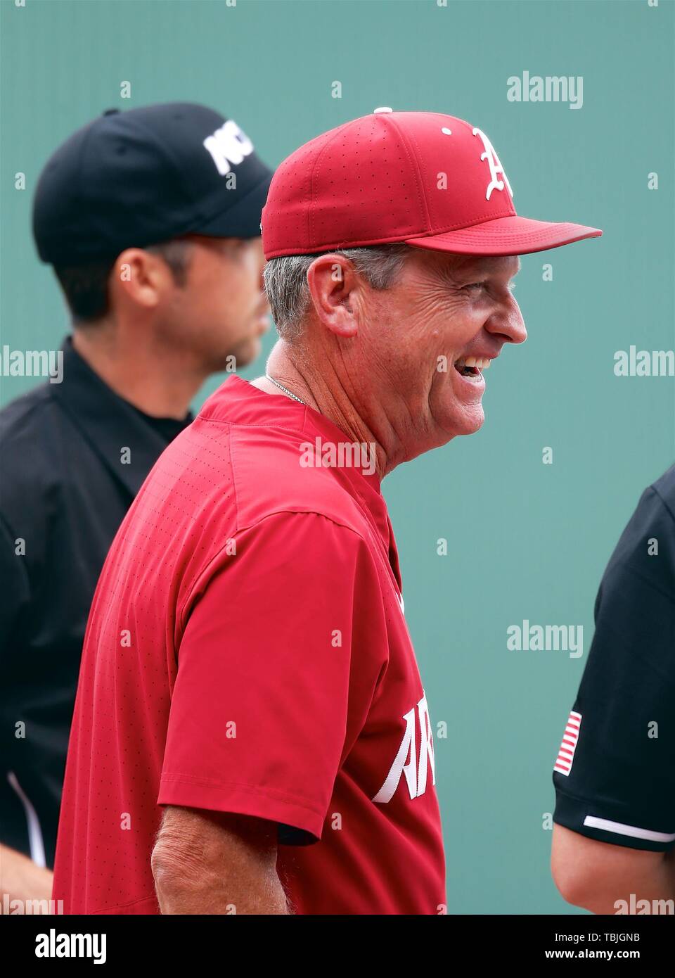 Juni 1, 2019: Razorback Head Coach Dave Van Horn teilt sich ein Lächeln, als er kommt zum Home Plate für das Spiel Schiedsrichter treffen. Arkansas besiegt TCU 3-1 in Fayetteville, AR, Richey Miller/CSM Stockfoto