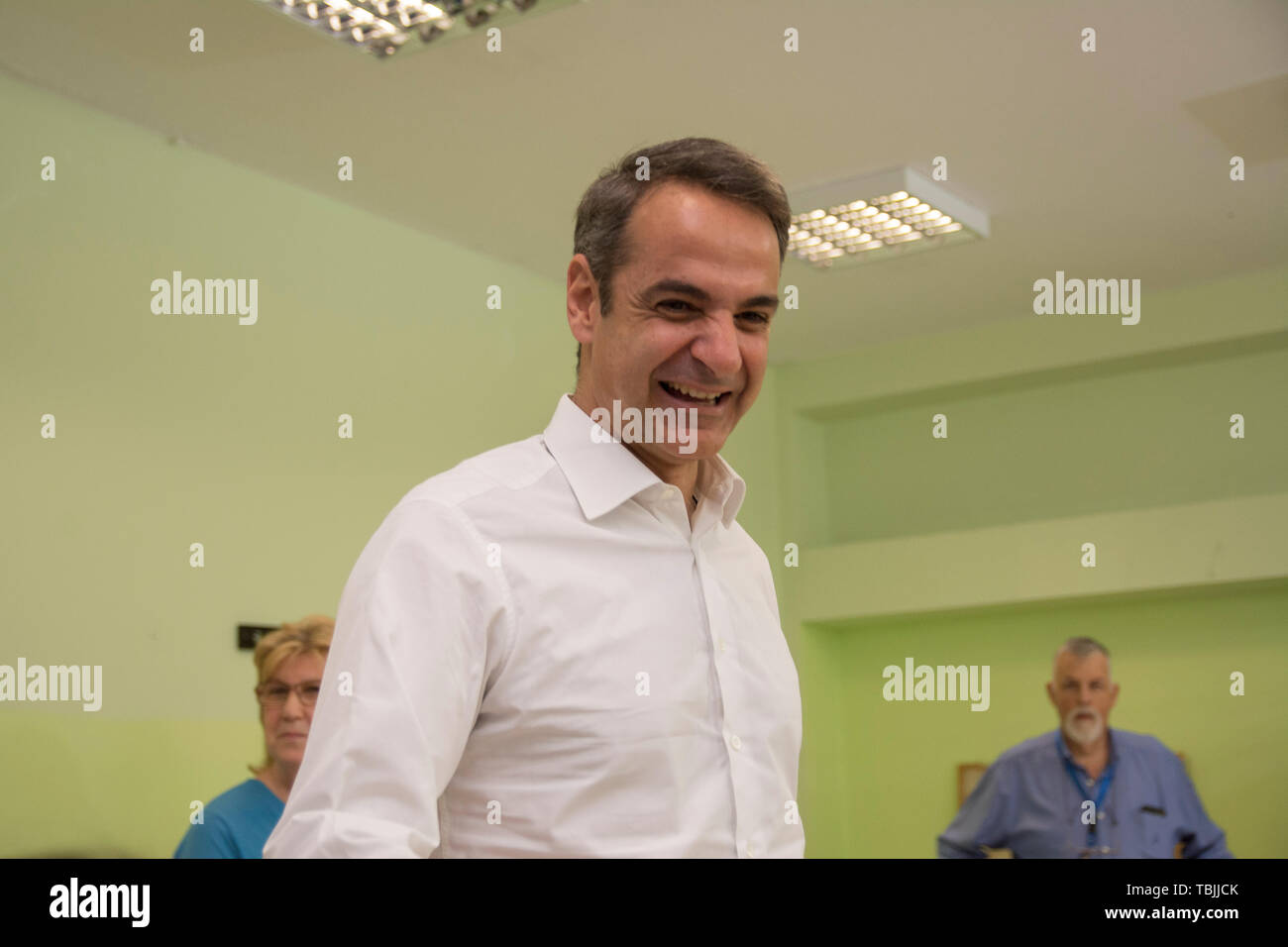 Athen, Griechenland. 2. Juni 2019. KYRIAKOS MITSOTAKIS, die konservative Neue Demokratie Führer wirft seine Stimme auf der zweiten Runde der Kommunalwahlen. Griechen haben für Bürgermeister und regionalen Gouverneure während die nationalen Parlamentswahlen nach der Regierungspartei Syrizas Niederlage bei den jüngsten Wahlen zum Europäischen Parlament sind am 7. Juli 2019 geplant. © Nikolas Georgiou/Alamy leben Nachrichten Stockfoto