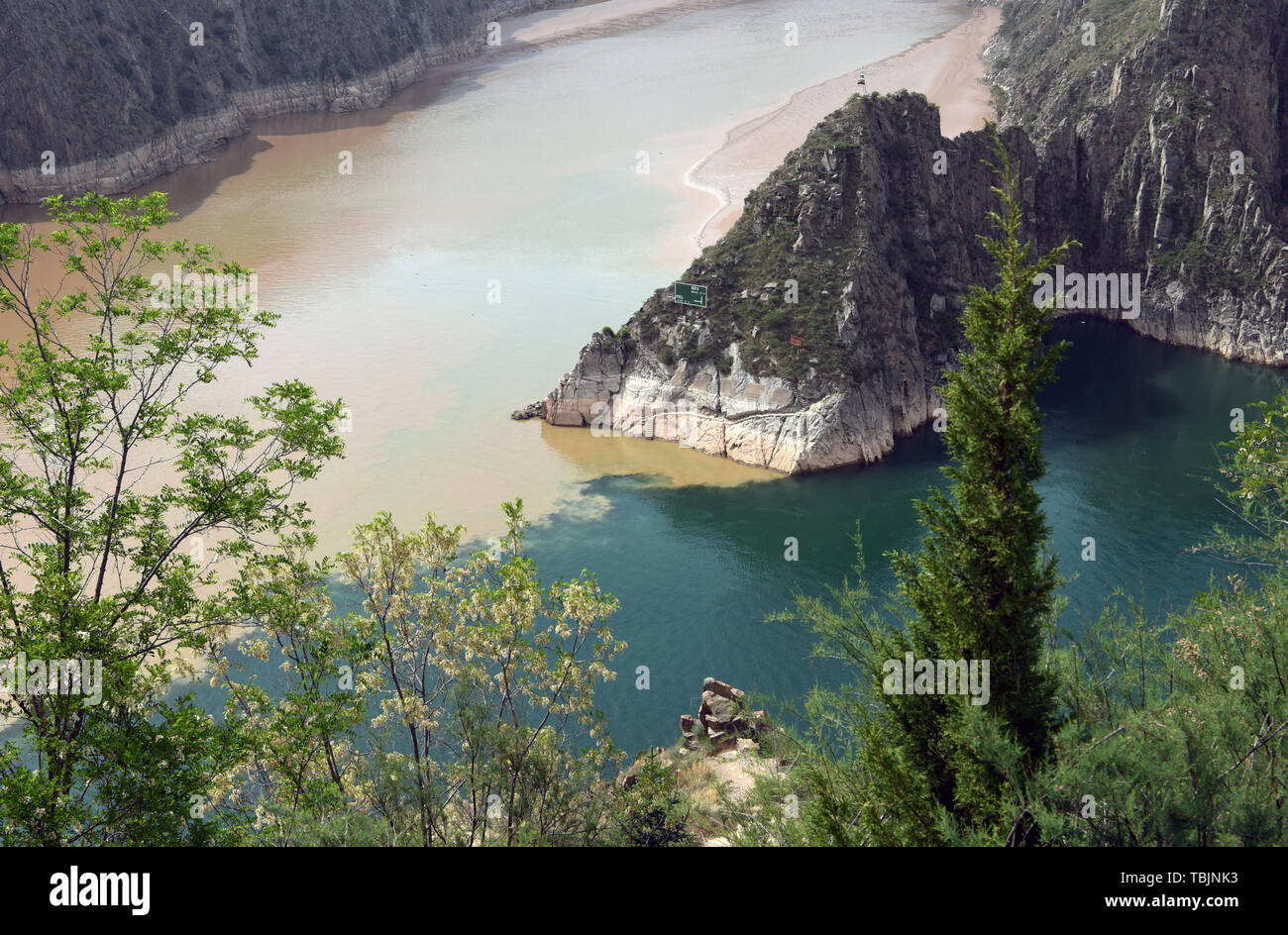 Yongjing. 2. Juni 2019. Foto am 2. Juni 2019 zeigt die Landschaft des Taohe Fluss und Gelben Fluss treffen in Liujiaxia Reservoir in Yongjing County im Nordwesten der chinesischen Provinz Gansu. Ein scharfer Kontrast der Farben ist klar gezeigt, wenn zwei Flüsse, Schlamm-Gelben Fluss und seinen Beiträgen Taohe Fluss, fließt mit einer großen Menge von Schlamm und Sand in der Liujiaxia Behälter, die weit verbreitet ist - für sein klares Wasser bekannt. Quelle: Ma Ning/Xinhua/Alamy Leben Nachrichten Quelle: Xinhua/Alamy leben Nachrichten Stockfoto