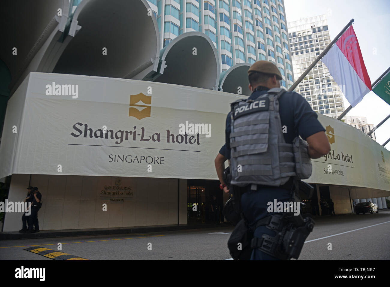 Singapur. 31. Mai, 2019. Polizeibeamte stehen Wache vor dem 18 Shangri-La-Dialog auf Singapurs Shangri-La Hotel am 31. Mai 2019 statt. Credit: Dann Chih Wey/Xinhua/Alamy leben Nachrichten Stockfoto