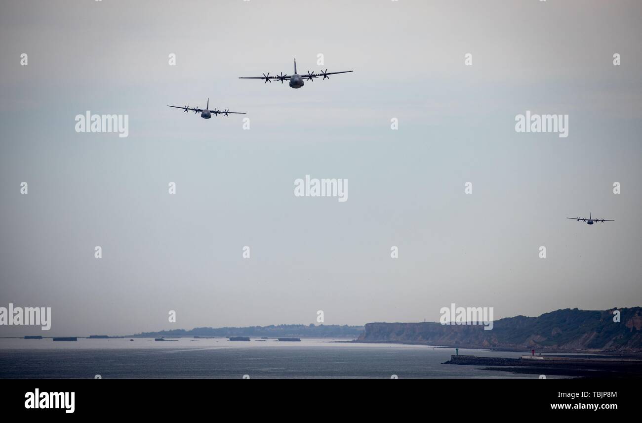 Frankreich. 02. Juni 2019, France (Frankreich), Colleville-Sur-Mer: Transportflugzeuge der US-Luftwaffe fliegen über die Gold- und Ohama Beach. Im Hintergrund sieht man die Reste des ehemaligen Hafen. Nach der Landung der alliierten Truppen im Zweiten Weltkrieg, einer der zwei künstliche Häfen (Mulberry B) gebaut wurde an der Küste von Arromanches-les-Bains, durch die Truppen und liefert an Land gebracht wurden. 06.06.2019 ist der 75. Jahrestag der Landung der alliierten Truppen in der Normandie (D-Day). Foto: Kay Nietfeld/dpa Quelle: dpa Picture alliance/Alamy leben Nachrichten Stockfoto