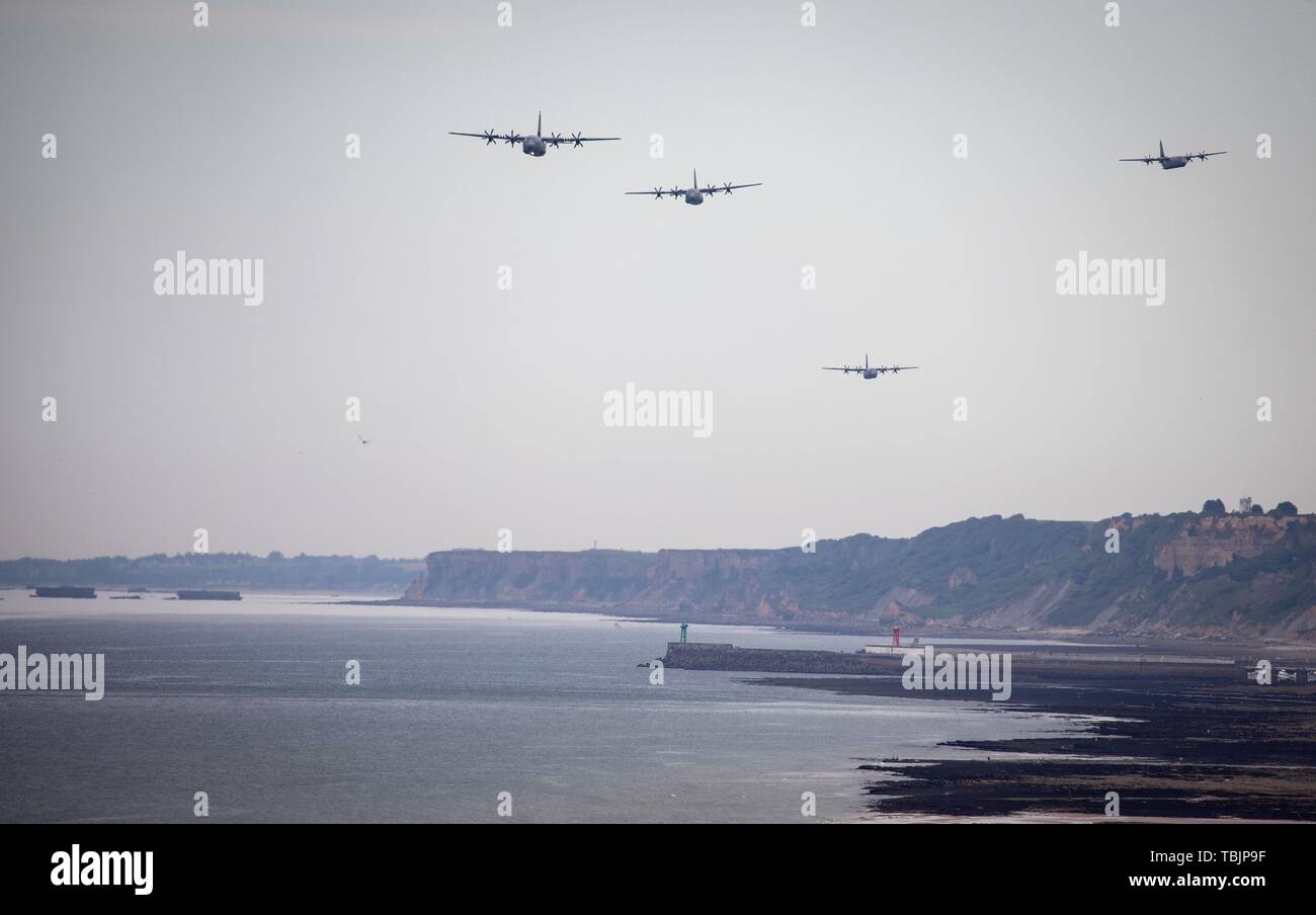 Frankreich. 02. Juni 2019, France (Frankreich), Colleville-Sur-Mer: Transportflugzeuge der US-Luftwaffe fliegen über die Gold- und Ohama Beach. Im Hintergrund sieht man die Reste des ehemaligen Hafen. Nach der Landung der alliierten Truppen im Zweiten Weltkrieg, einer der zwei künstliche Häfen (Mulberry B) gebaut wurde an der Küste von Arromanches-les-Bains, durch die Truppen und liefert an Land gebracht wurden. 06.06.2019 ist der 75. Jahrestag der Landung der alliierten Truppen in der Normandie (D-Day). Foto: Kay Nietfeld/dpa Quelle: dpa Picture alliance/Alamy leben Nachrichten Stockfoto