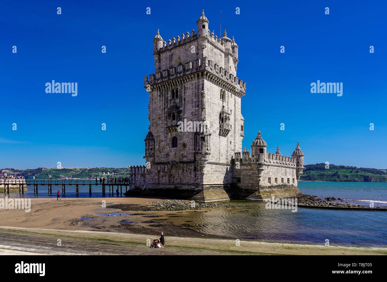 Lissabon, Portugal. 14 Mai, 2019. 14.05.2019, Lissabon, Hauptstadt von Portugal auf der Iberischen Halbinsel im Frühjahr 2019. Die goalre de Belém, zur Deutschen Turm von Belém im Stadtteil Belém auf der Tejomundung zahlt, eines der berühmtesten Wahrzeichen von Lissabon und ist einer der wenigen herausragenden Bauwerken des Manuelinischen Stil, die das Erdbeben von Lissabon im Jahr 1755 überlebt. Der Turm ist seit 1983 zum UNESCO Welterbe. | Verwendung der weltweiten Kredit: dpa/Alamy leben Nachrichten Stockfoto