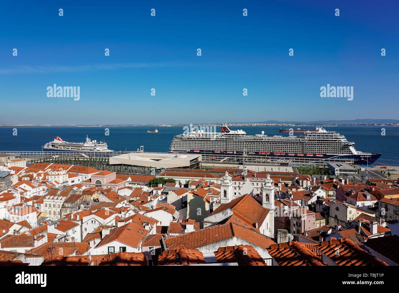 Lissabon, Portugal. 14 Mai, 2019. 14.05.2019, Lissabon, Hauptstadt von Portugal auf der Iberischen Halbinsel im Frühjahr 2019. Blick über die roten Backsteingebäude aus der Stadt in Richtung Tejo. An der Klemme ist die TUI Kreuzfahrtschiff "Mein Schiff 2', die auch hier am 9. Februar 2019 getauft wurde. | Verwendung der weltweiten Kredit: dpa/Alamy leben Nachrichten Stockfoto