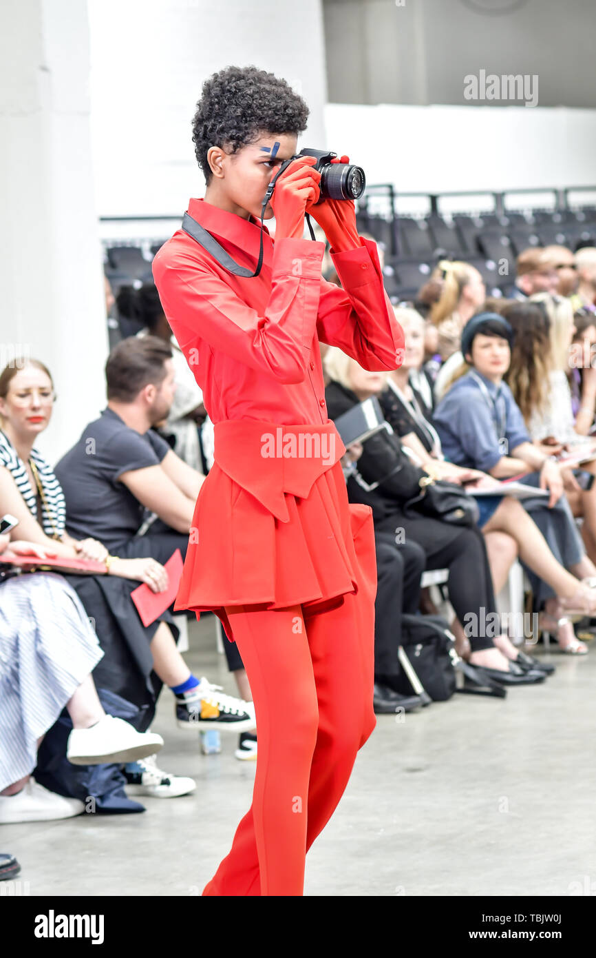 London, Großbritannien. 2. Juni 2019. Liverpool John Moores University Vitrinen an Graduate Fashion Week 2019, am 2. Juni 2019, Old Truman Brewery, London, UK. Bild Capital/Alamy Leben Nachrichten Bild Capital/Alamy leben Nachrichten Stockfoto