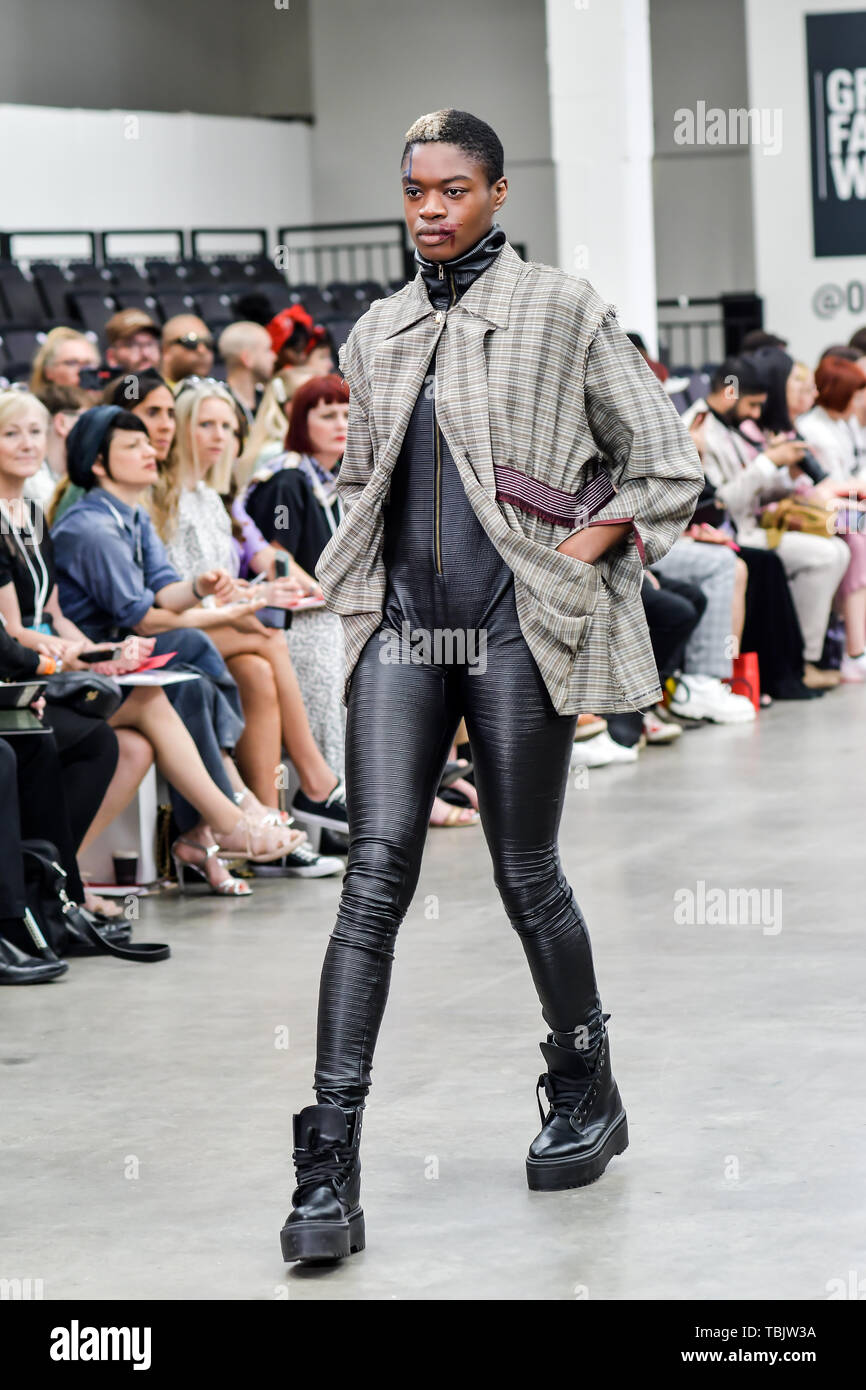 London, Großbritannien. 2. Juni 2019. Liverpool John Moores University Vitrinen an Graduate Fashion Week 2019, am 2. Juni 2019, Old Truman Brewery, London, UK. Bild Capital/Alamy Leben Nachrichten Bild Capital/Alamy leben Nachrichten Stockfoto