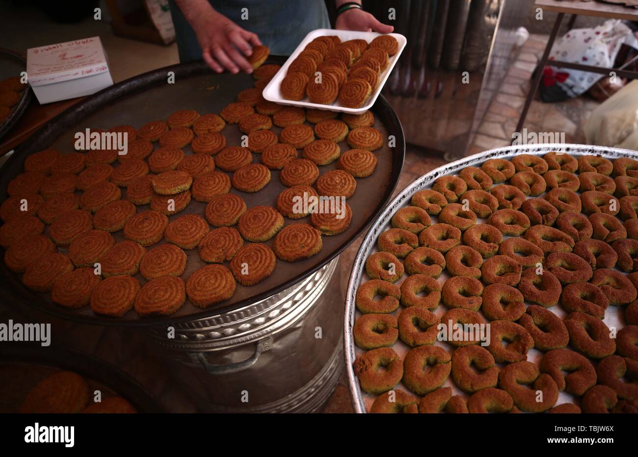 Nablus, Westjordanland Nablus. 2. Juni 2019. Ein palästinensischer Mann bereitet traditionelle Cookies in einem Shop vor dem Eid al-Fitr, das Ende des Fastenmonats Ramadan, in der West Bank Stadt Nablus, am 2. Juni 2019. Credit: Ayman Nobani/Xinhua/Alamy leben Nachrichten Stockfoto