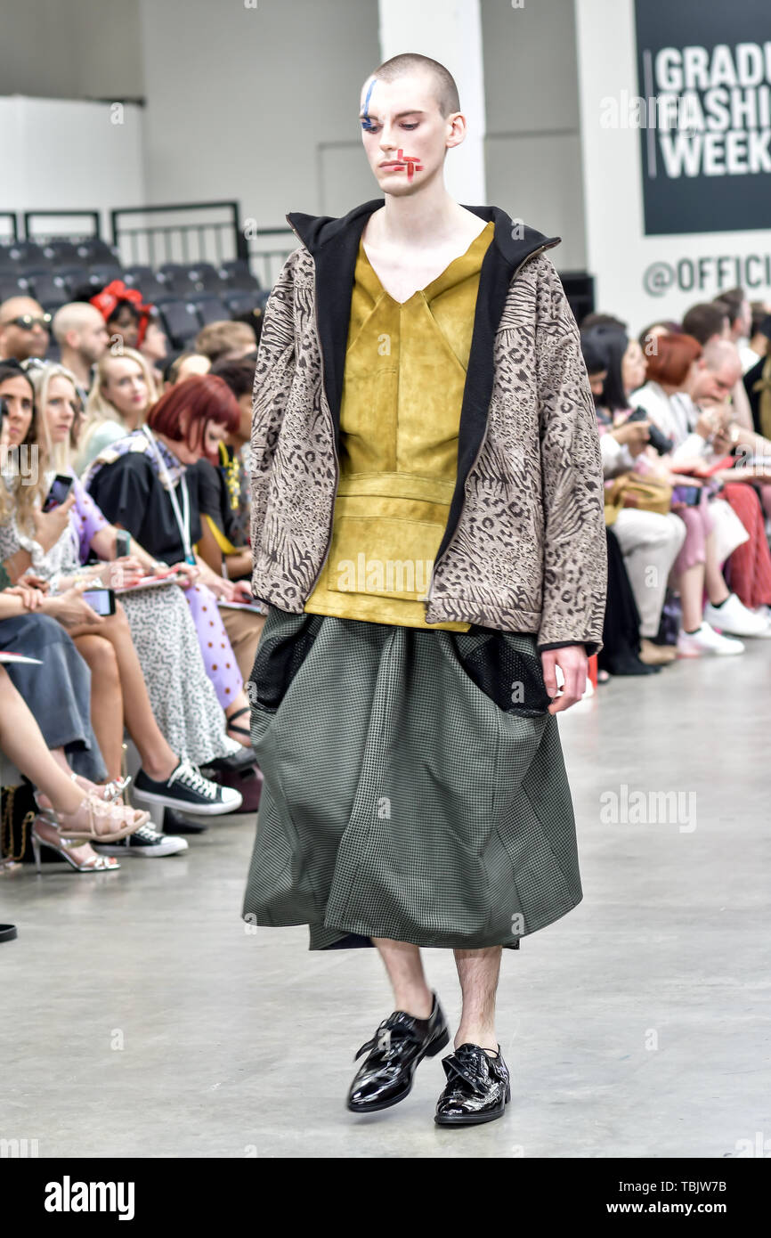 London, Großbritannien. 2. Juni 2019. Liverpool John Moores University Vitrinen an Graduate Fashion Week 2019, am 2. Juni 2019, Old Truman Brewery, London, UK. Bild Capital/Alamy leben Nachrichten Stockfoto