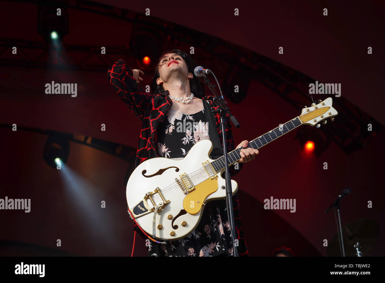 London, Großbritannien. Sonntag, den 2. Juni, 2019, Ezra Furman auf der Bühne im Victoria Park, an der alle Punkte im Osten Festival, Foto: Roger Garfield/Alamy leben Nachrichten Stockfoto