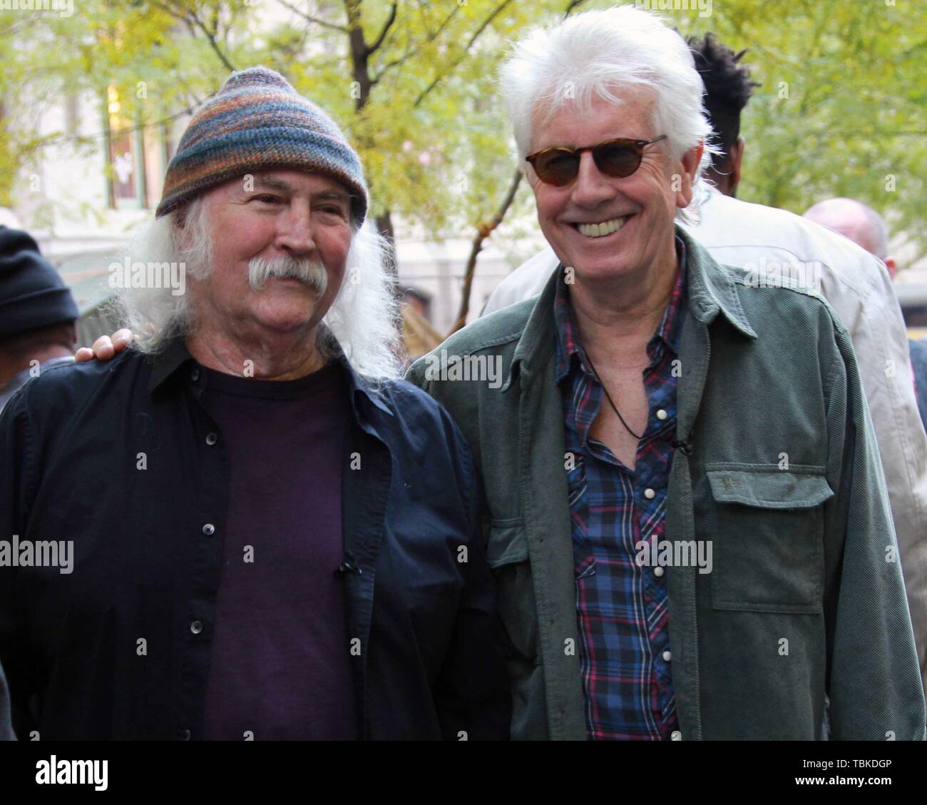 Ehemalige CSNY Musiker (l) David Crosby und Graham Nash ein kurzes akustisches Konzert geben im Zuccotti Park, der Heimat der Wall Street Bewegung beschäftigen. 11/8/2011 Foto von Adam Scull-PHOTOlink.net Stockfoto