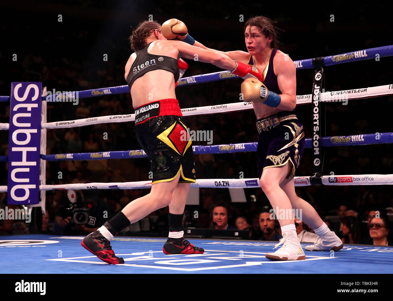 Katie Taylor (rechts) in Aktion gegen Delfine Noche in der IBF, WBO, WBC, WBA, Ring Magazine Frauen Leichtes WM-Kampf im Madison Square Garden, New York. Stockfoto