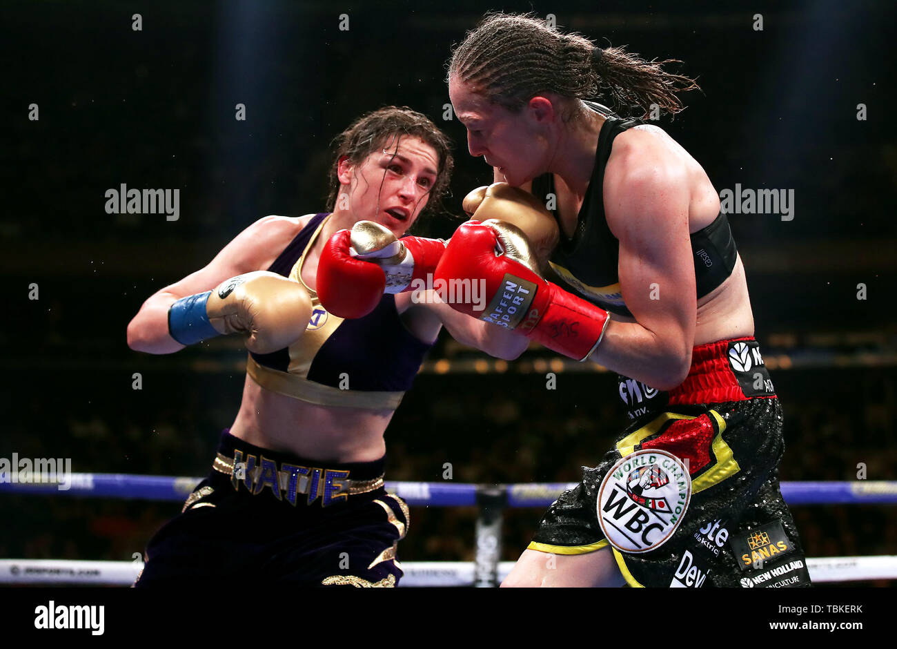 Katie Taylor (in Aktion gegen Delfine Noche in der IBF, WBO, WBC, WBA, Ring Magazine Frauen Leichtes WM-Kampf im Madison Square Garden, New York links). Stockfoto