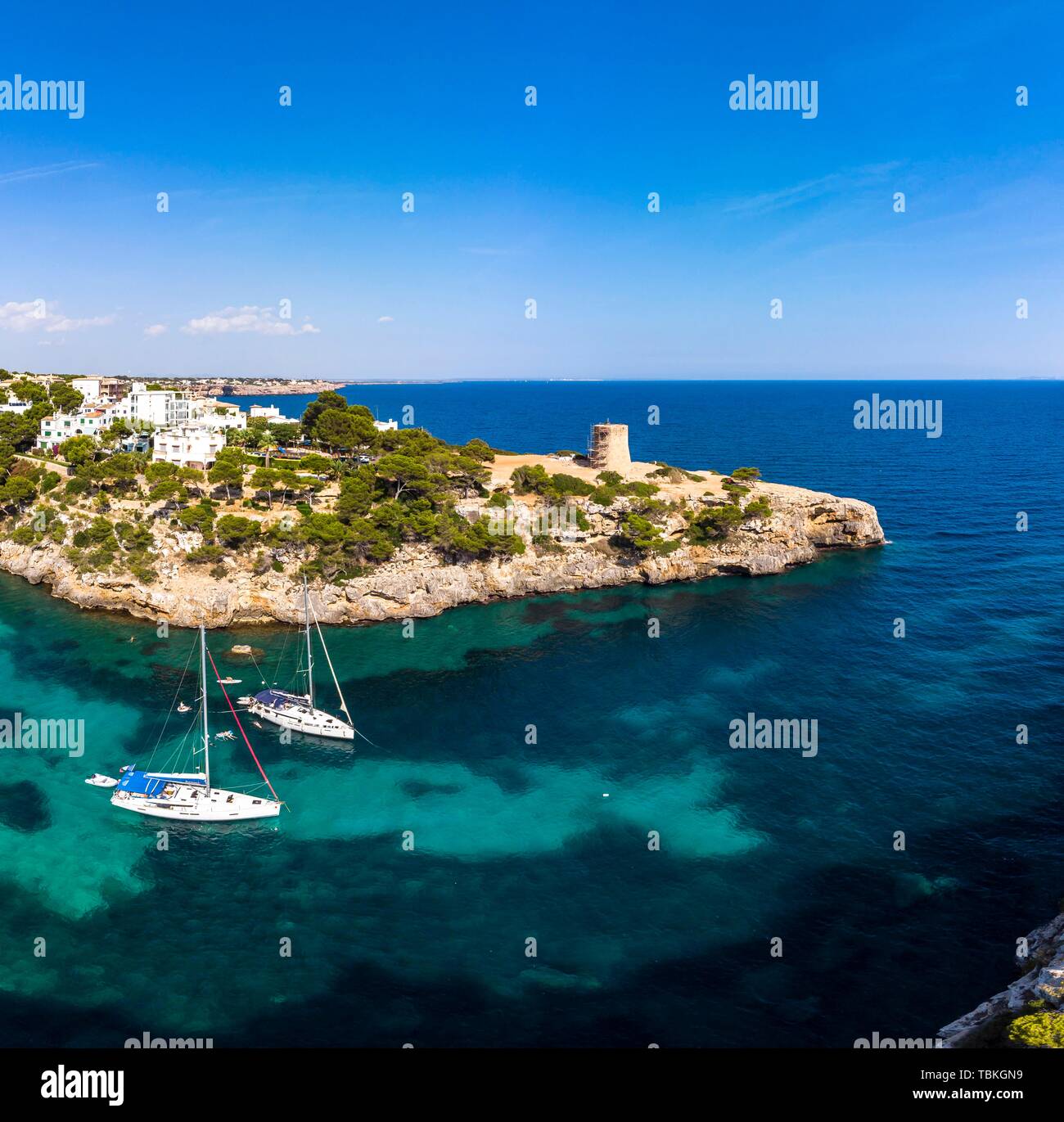 Drone shot, Cala Pi Bay, felsige Küste, Riß de Cala Pi in der Gemeinde Llucmajor, Mallorca, Balearen, Spanien Stockfoto