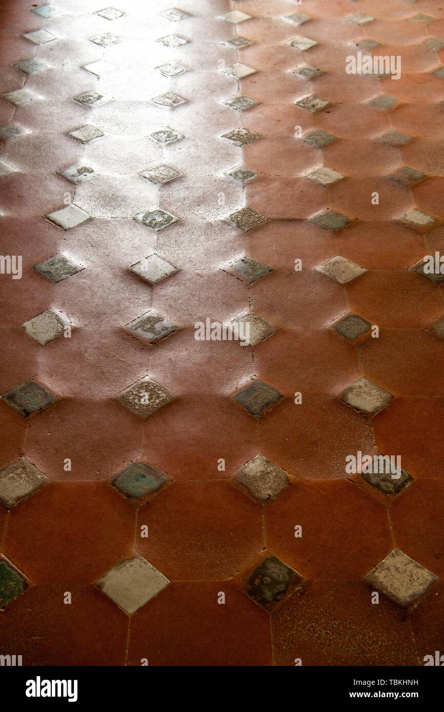 Muster mit Keramikfliesen und braunen Tonziegeln, Alte, Palacios Nazaries, Geweihter Paläste, Alhambra, Granada, UNESCO-Weltkulturerbe, Andalusien Stockfoto