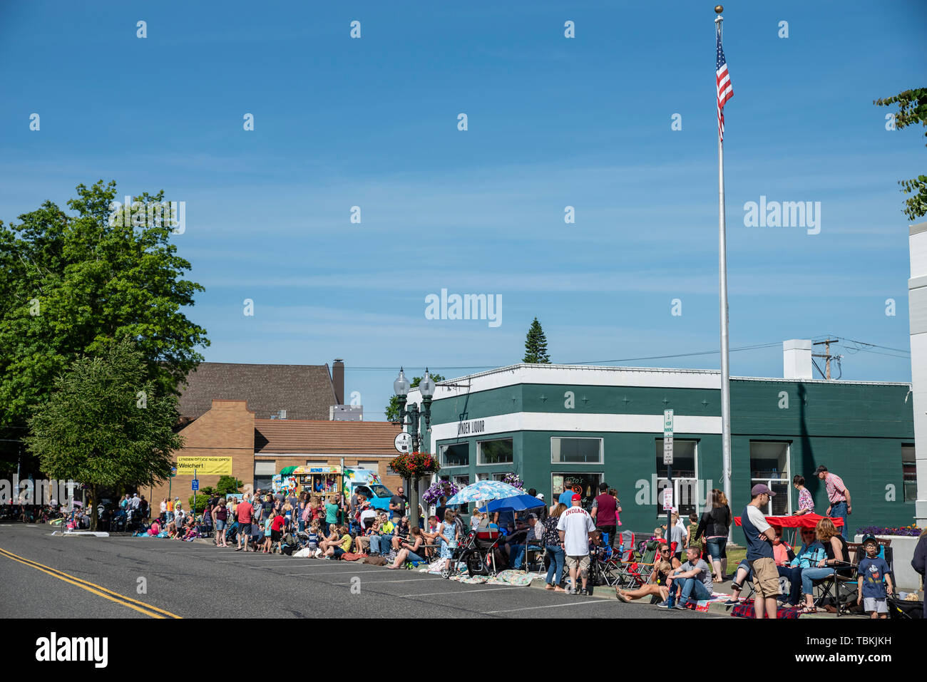 Menschenmassen versammeln sich entlang der Straße für die Lynden Landwirte Day Parade. Lynden, Washington Stockfoto