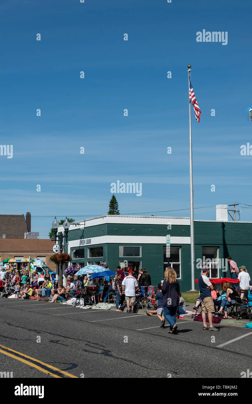 Menschenmassen versammeln sich entlang der Straße für die Lynden Landwirte Day Parade. Lynden, Washington Stockfoto