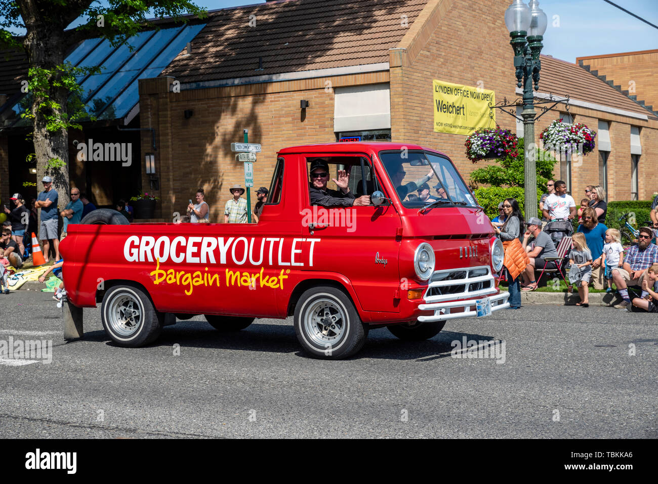 Lebensmittelgeschäft Steckdose Schwimmer im 2019 Lynden Landwirte Day Parade. Lynden, Washington Stockfoto