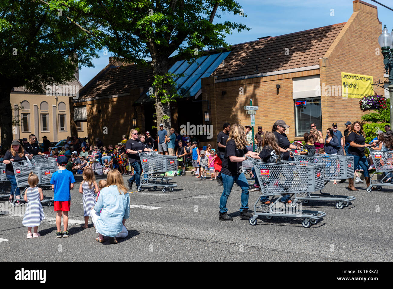 Lebensmittelgeschäft Outlet Schnäppchen Markt Mitarbeiter weitergeben, Süßigkeiten in der 2019 Lynden Landwirte Day Parade. Lynden, Washington Stockfoto