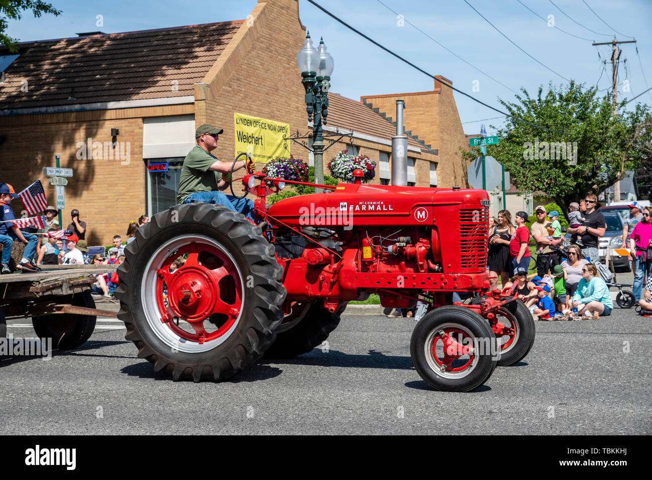 Farmall M Traktor im 2019 Lynden Landwirte Day Parade. Lynden, Washington Stockfoto