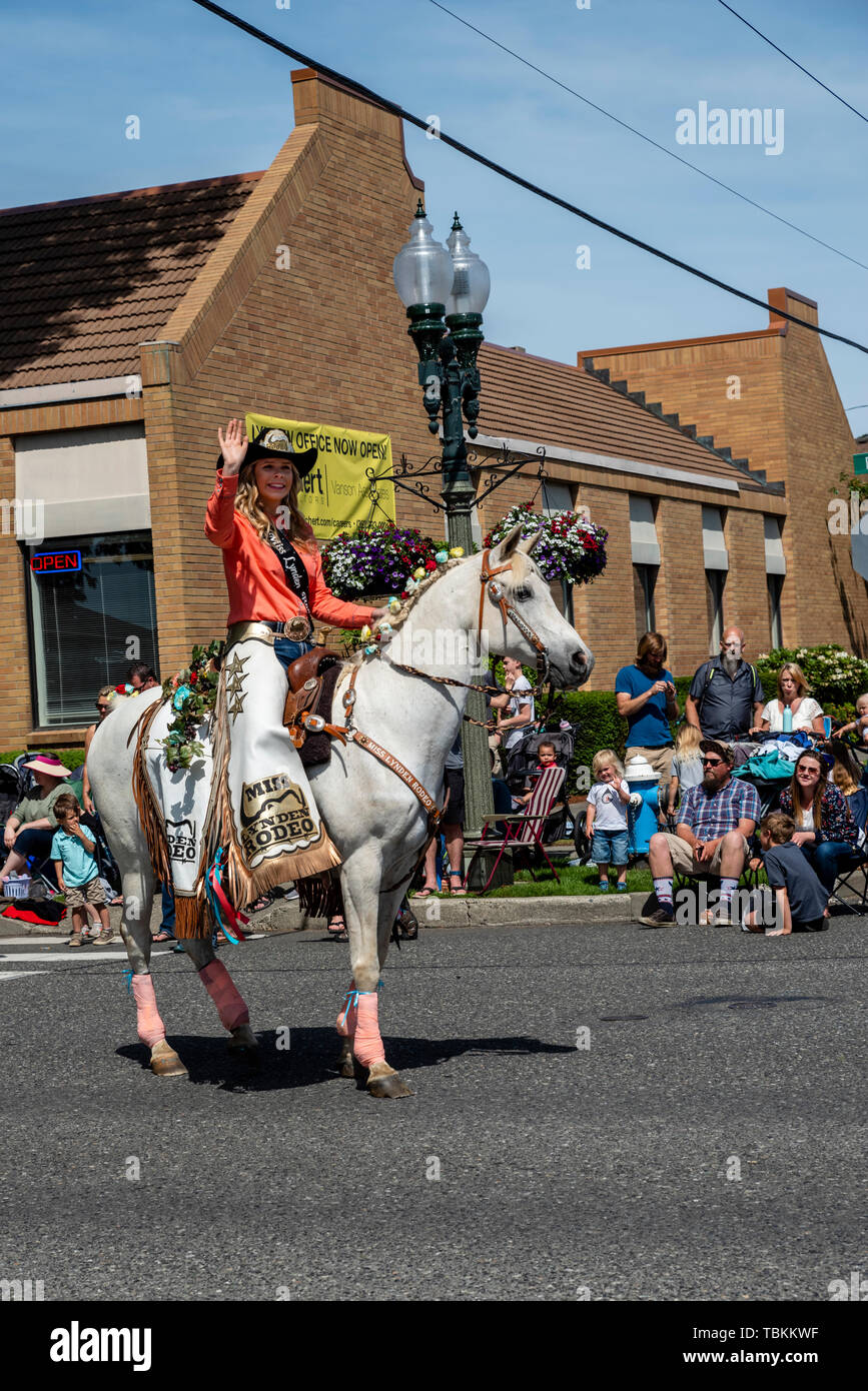 Miss Lynden Rodeo Märsche im Jahr 2019 Lynden Landwirte Day Parade. Lynden, Washington Stockfoto