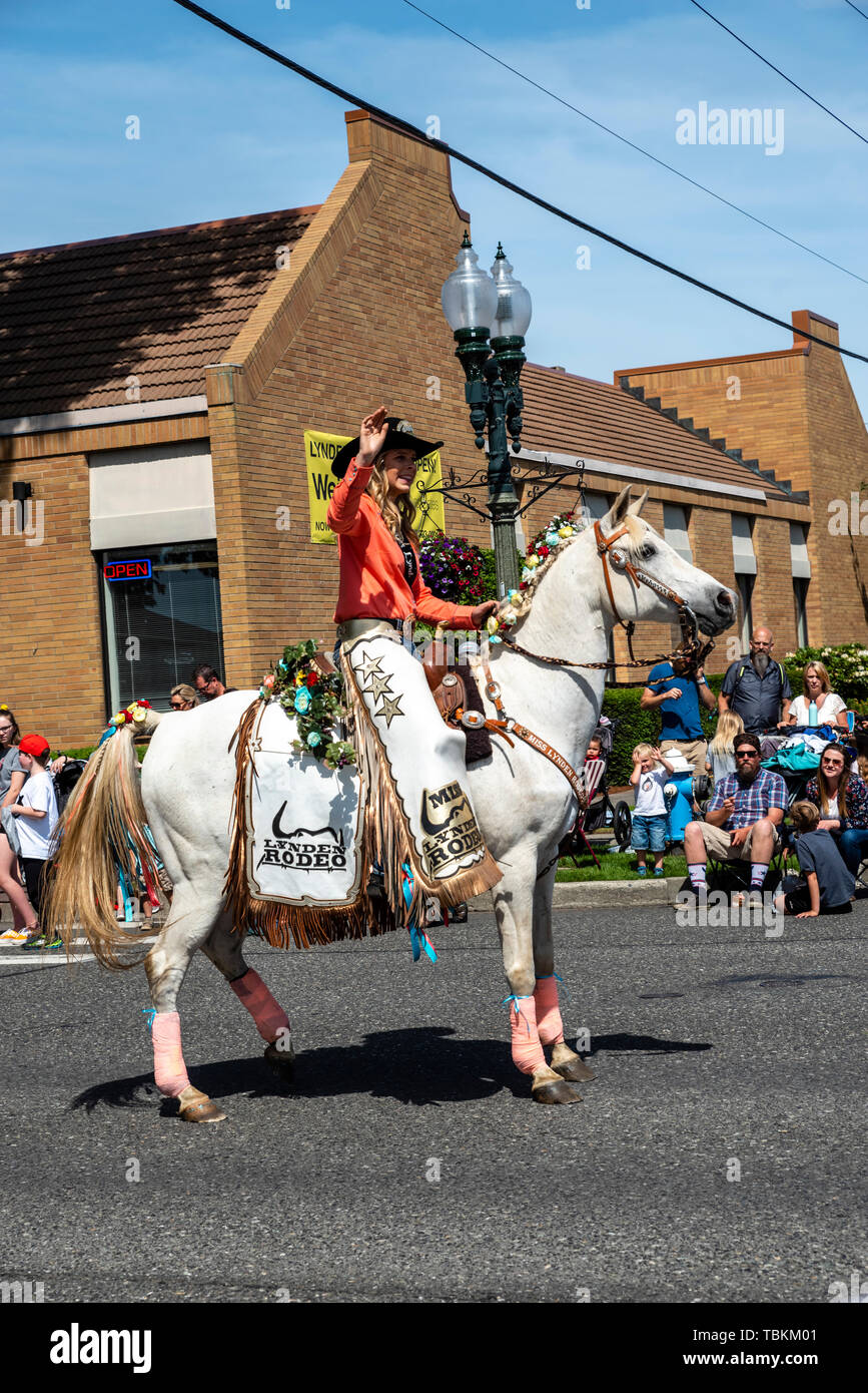 Miss Lynden Rodeo Märsche im Jahr 2019 Lynden Landwirte Day Parade. Lynden, Washington Stockfoto