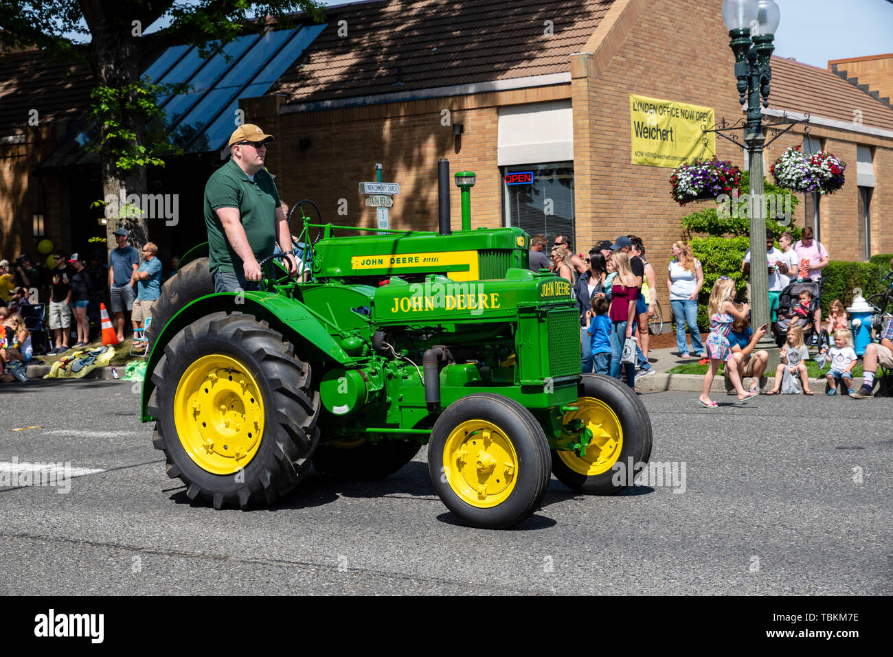 John Deere Traktoren der 2019 Lynden Landwirte Day Parade. Lynden, Washington Stockfoto