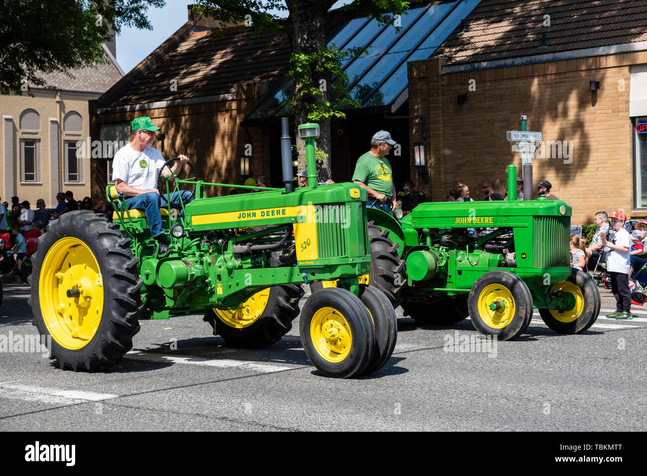 John Deere Modell 520 und Modell AR die Traktoren der 2019 Lynden Landwirte Day Parade. Lynden, Washington Stockfoto