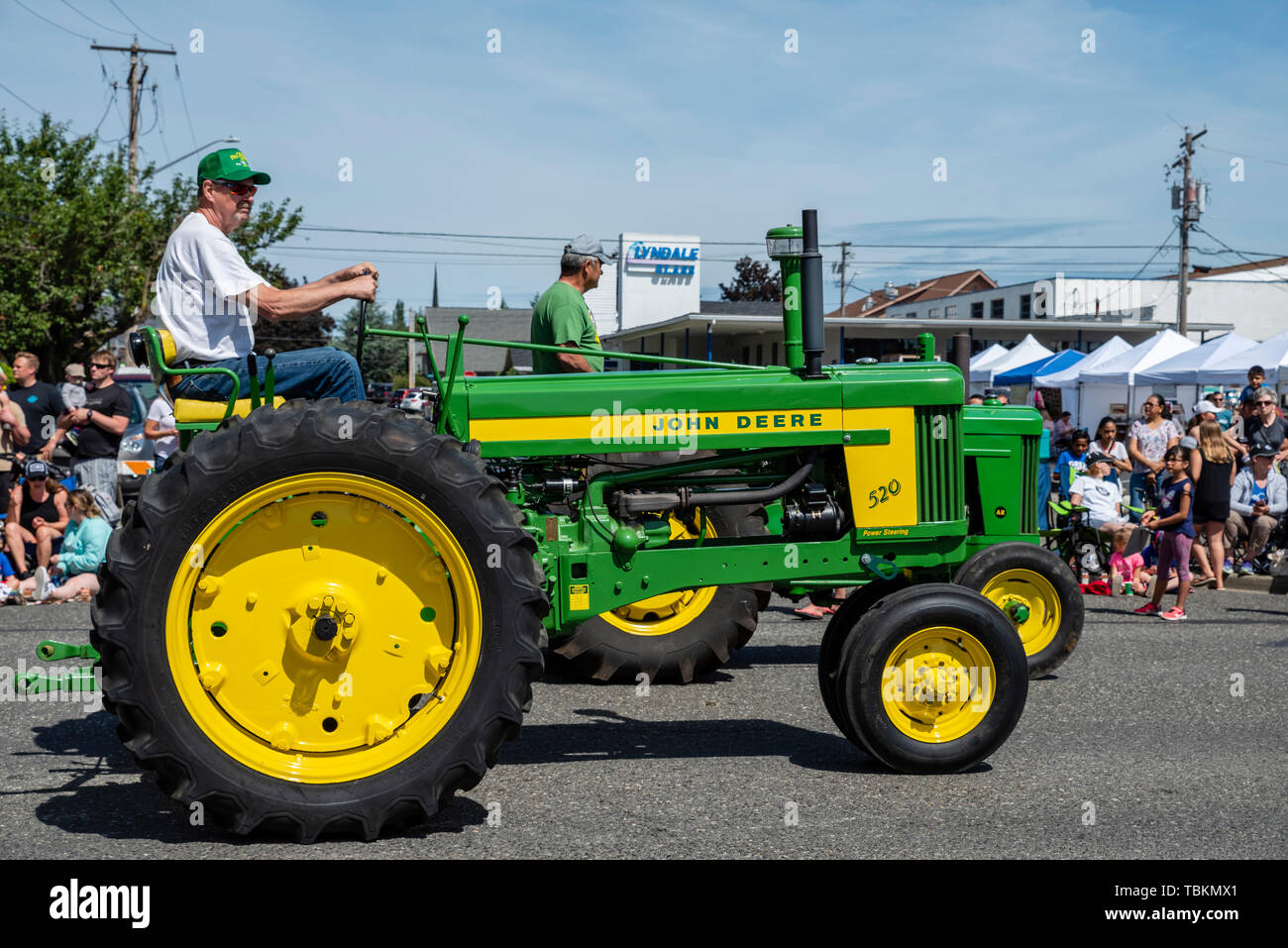 John Deere Modell 520 Traktor im 2019 Lynden Landwirte Day Parade. Lynden, Washington Stockfoto