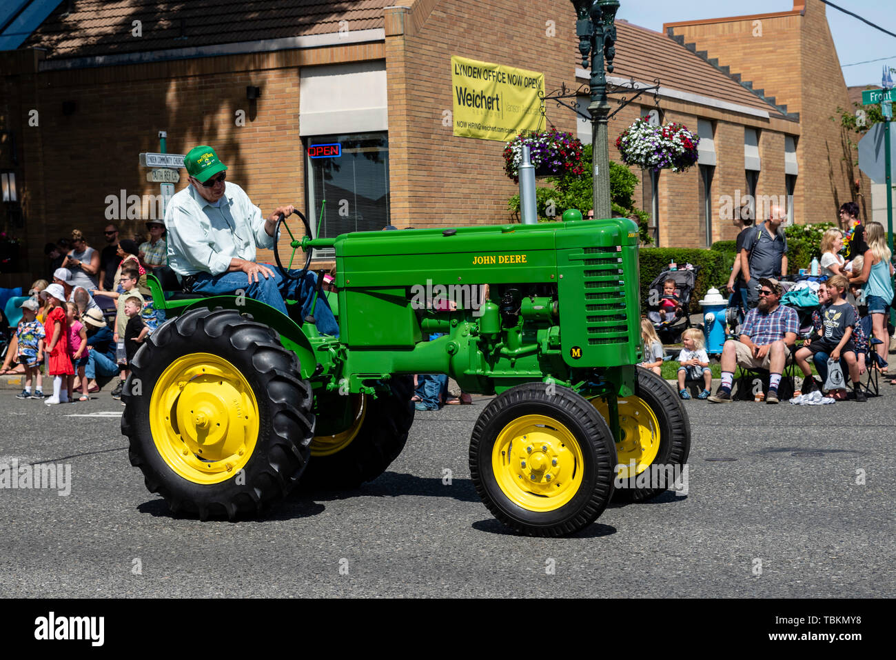 John Deere Modell M Traktor im 2019 Lynden Landwirte Day Parade. Lynden, Washington Stockfoto