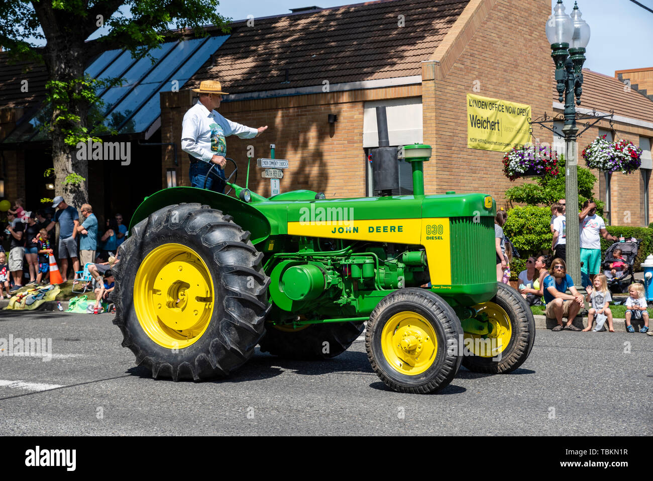 John Deere Modell 830 Traktor im 2019 Lynden Landwirte Day Parade. Lynden, Washington Stockfoto