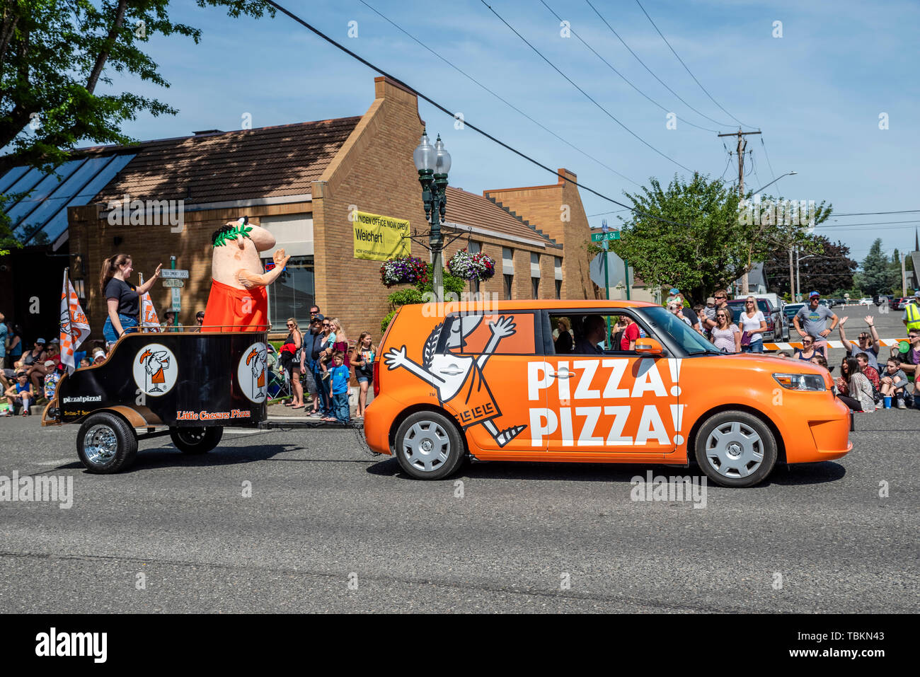 Little Caesars Pizza Schwimmer im 2019 Lynden Landwirte Day Parade. Lynden, Washington Stockfoto