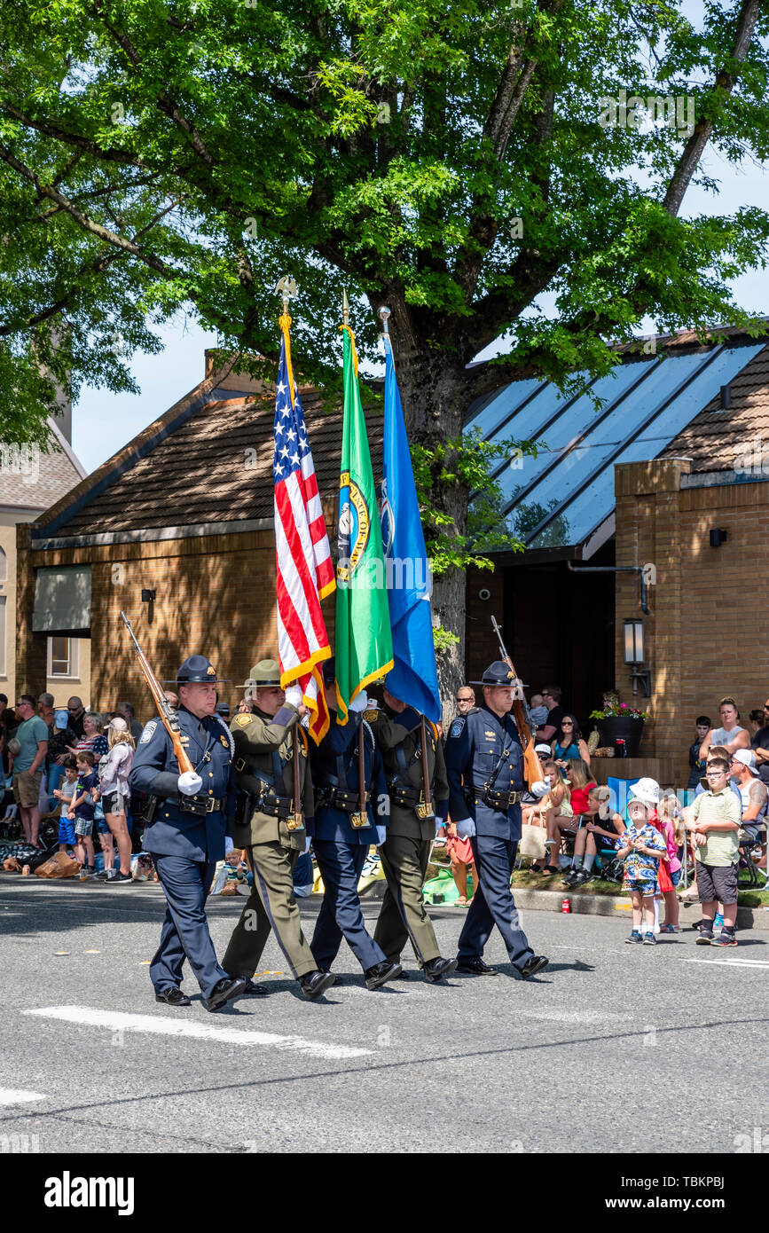 US-amerikanischen Zoll- und Grenzschutzbehörden Color Guard im 2019 Lynden Landwirte Day Parade. Lynden, Washington Stockfoto