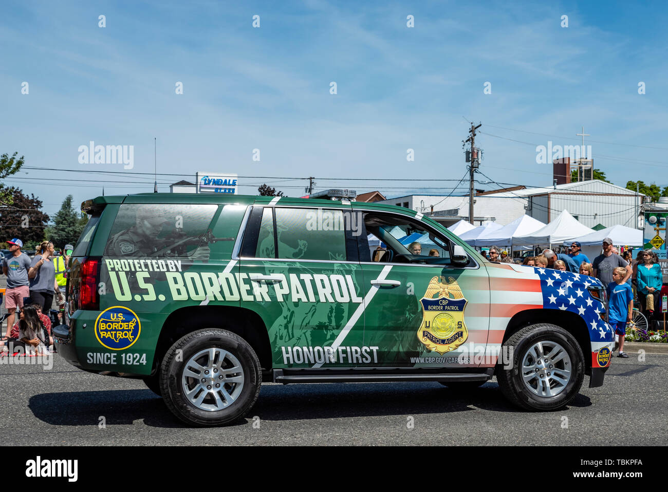 US-amerikanischen Zoll- und Grenzschutzbehörden in den 2019 Lynden Landwirte Day Parade. Lynden, Washington Stockfoto