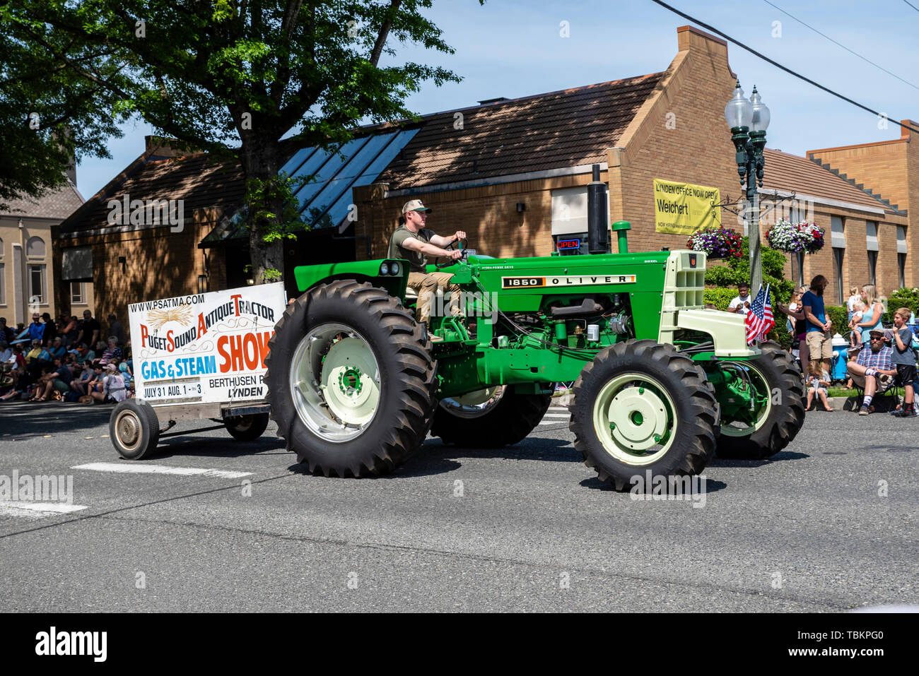 Oliver 1850 Traktor im 2019 Lynden Landwirte Day Parade. Lynden, Washington Stockfoto