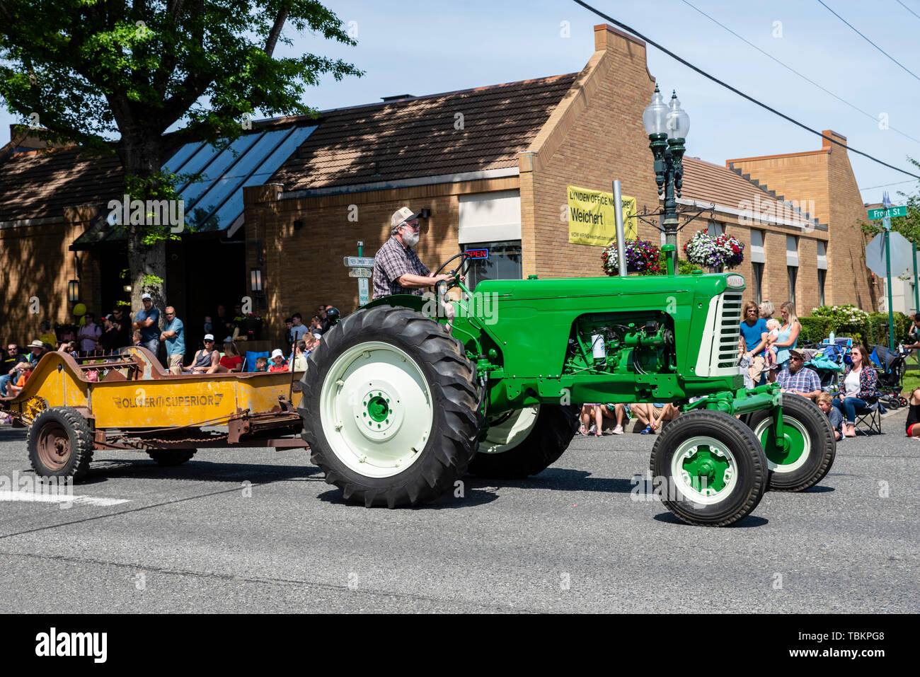 Oliver Traktor im 2019 Lynden Landwirte Day Parade. Lynden, Washington Stockfoto