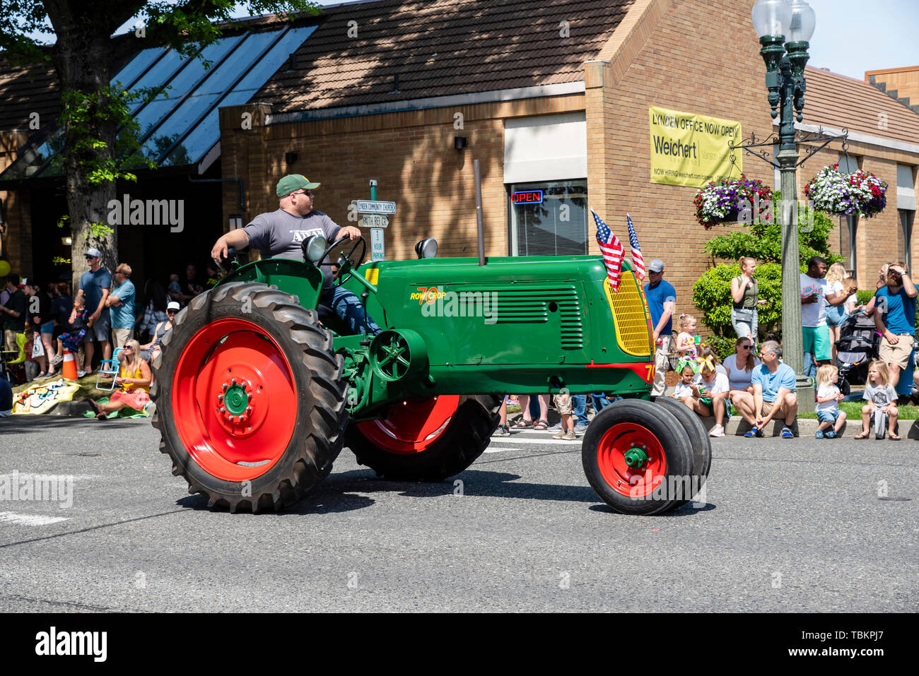 Oliver Row Crop 70 Traktor im 2019 Lynden Landwirte Day Parade. Lynden, Washington Stockfoto