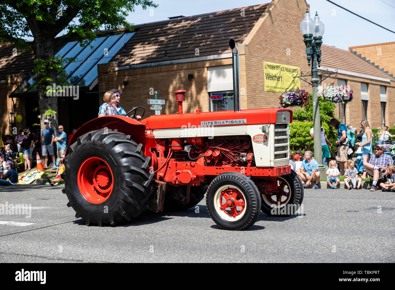 Internationale 660 Traktor im 2019 Lynden Landwirte Day Parade. Lynden, Washington Stockfoto
