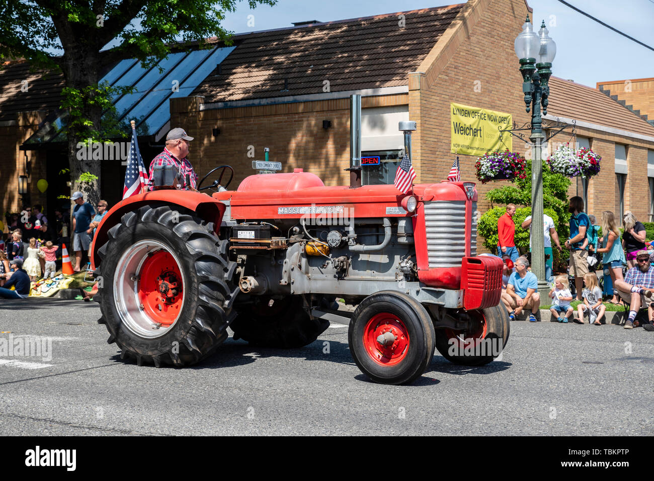 Massey-Ferguson 97 Traktor im 2019 Lynden Landwirte Day Parade. Lynden, Washington Stockfoto